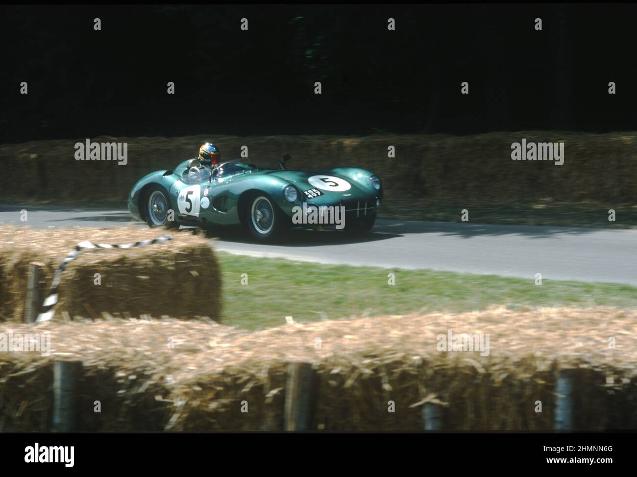 L'Aston Martin DBR1 del 1959 è un pilota sportivo in azione al Goodwood Festival of Speed del 2003. Foto Stock