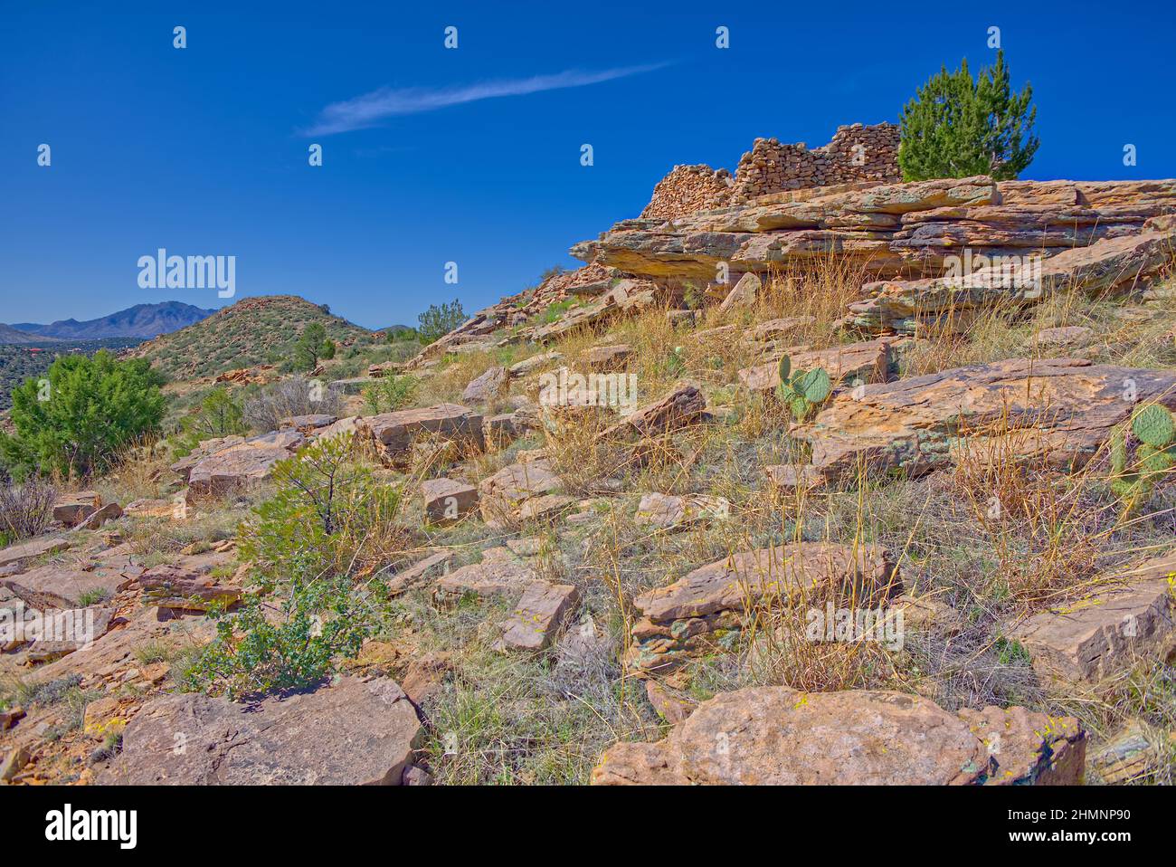 Antiche rovine indiane sulla cima di Sullivan Butte nella valle di Chino AZ. I residenti locali non sanno quanto siano antiche le rovine, ma solo che precedono la fondazione Foto Stock