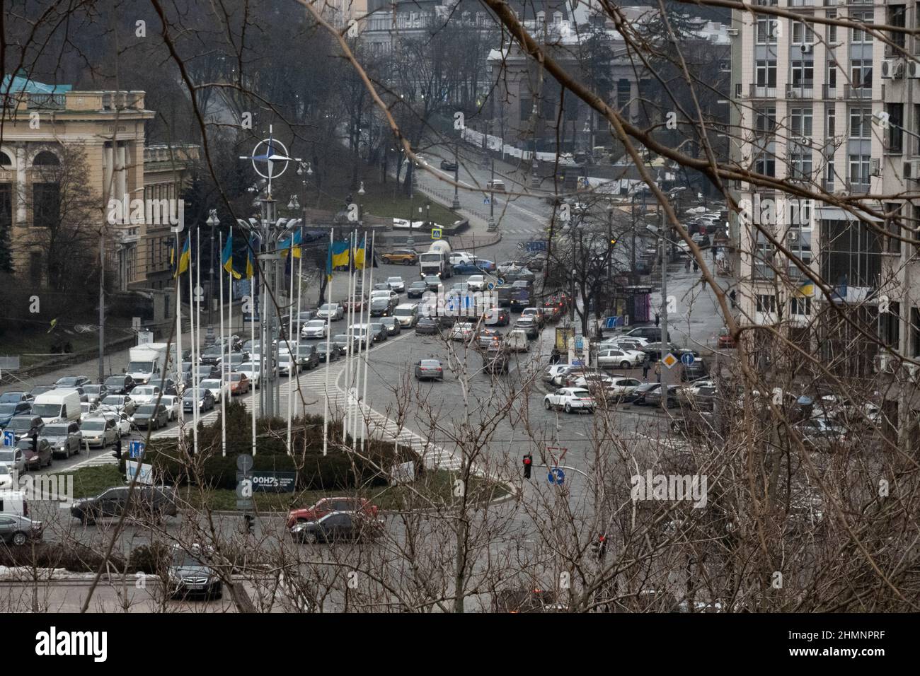 Kiev, Ucraina. 11th Feb 2022. Il traffico attraversa Kiev il 11 febbraio 2022 in Ucraina. La capitale rimane calma mentre la Russia conduce esercitazioni militari congiunte con la Bielorussia a nord e intorno al confine con l'Ucraina. ''i cittadini americani dovrebbero partire, dovrebbero andarsene ora, '' Biden ha detto in un'intervista con NBC News. ''ci occupiamo di uno dei più grandi eserciti del mondo. Si tratta di una situazione molto diversa e le cose potrebbero impazzire rapidamente. (Credit Image: © Bryan Smith/ZUMA Press Wire) Foto Stock