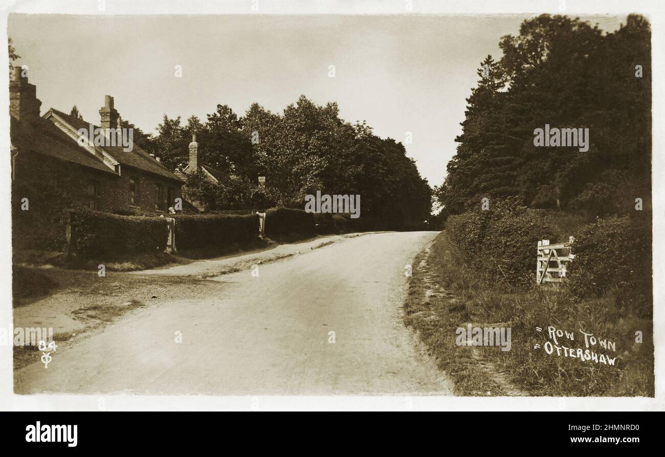 Cartolina d'epoca edoardiana di Rowtown, vicino a Ottershaw e Addlestone a Surrey, Inghilterra. Foto Stock