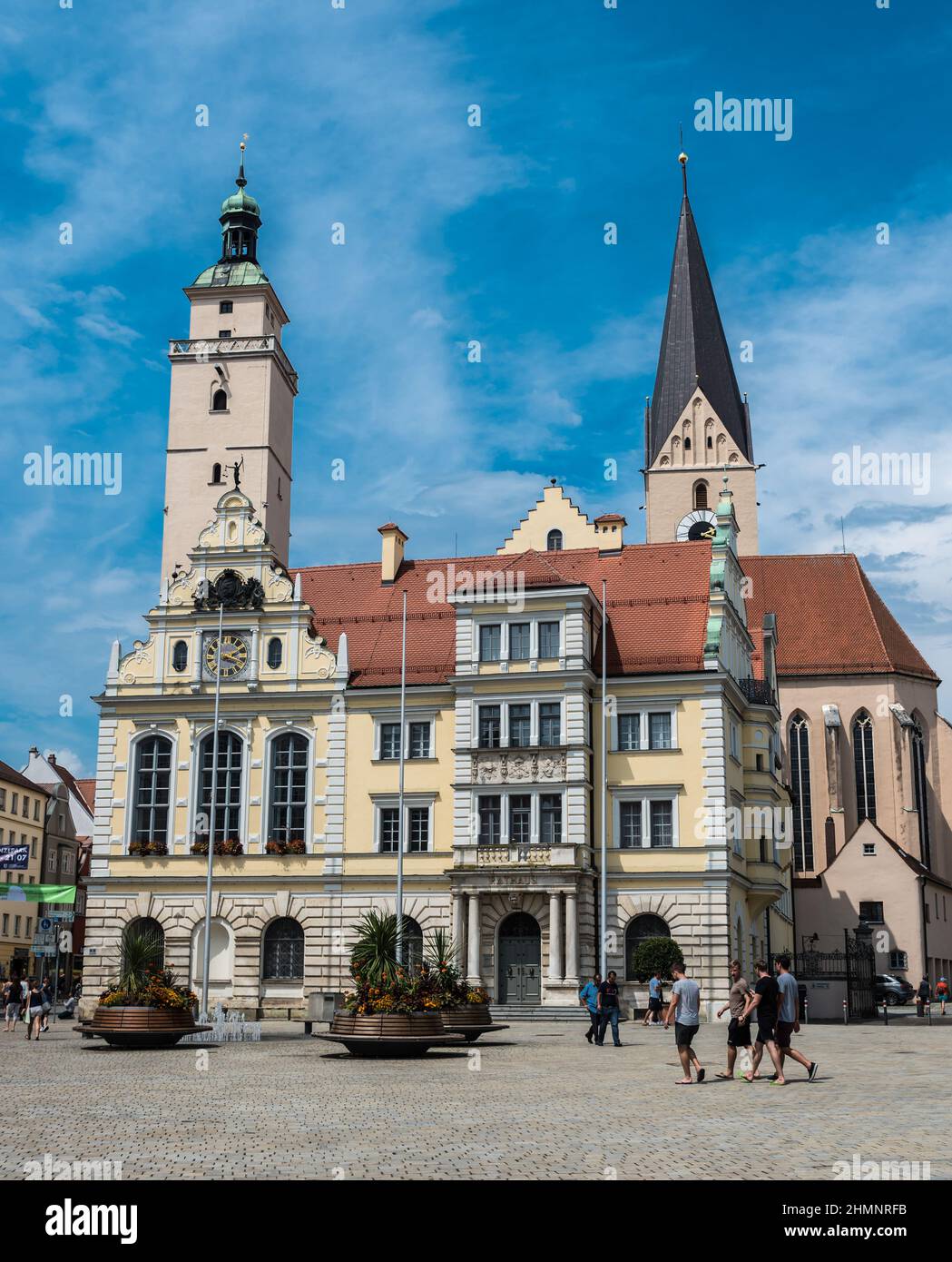 Ingolstadt, Baviera - Germania - 07 27 2018: I turisti e la gente del posto camminano intorno alla piazza della città vecchia e al municipio Foto Stock