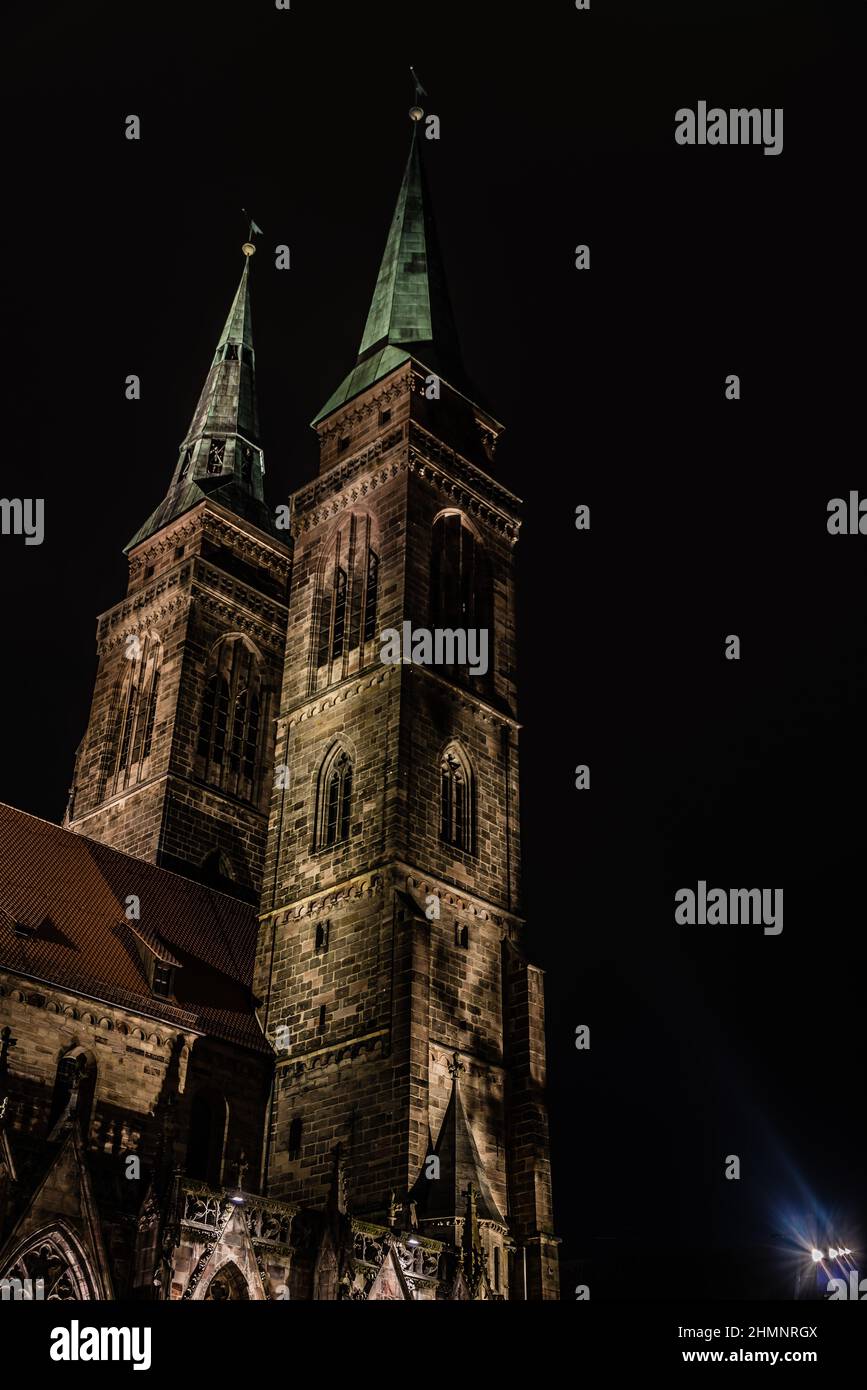 Neurenberg, Baviera - Germania - 07 26 2018: Vista ad angolo basso delle torri gemelle della chiesa di San Sebaldo Foto Stock