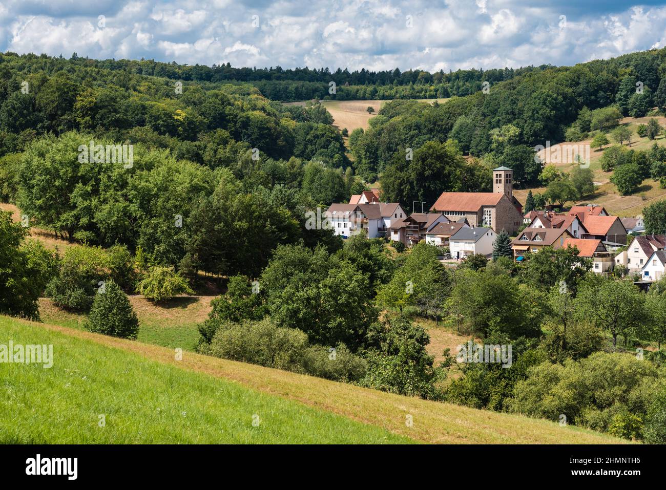 Vista panoramica sulla campagna e il villaggio Reichenbach, Assia, Germania Foto Stock