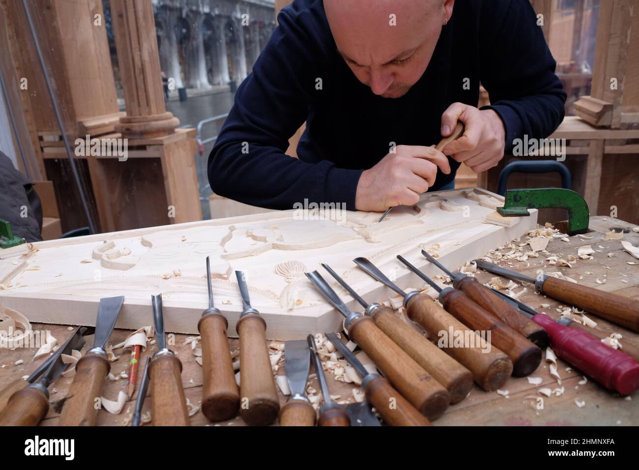 Artigiano di legno al lavoro Foto Stock