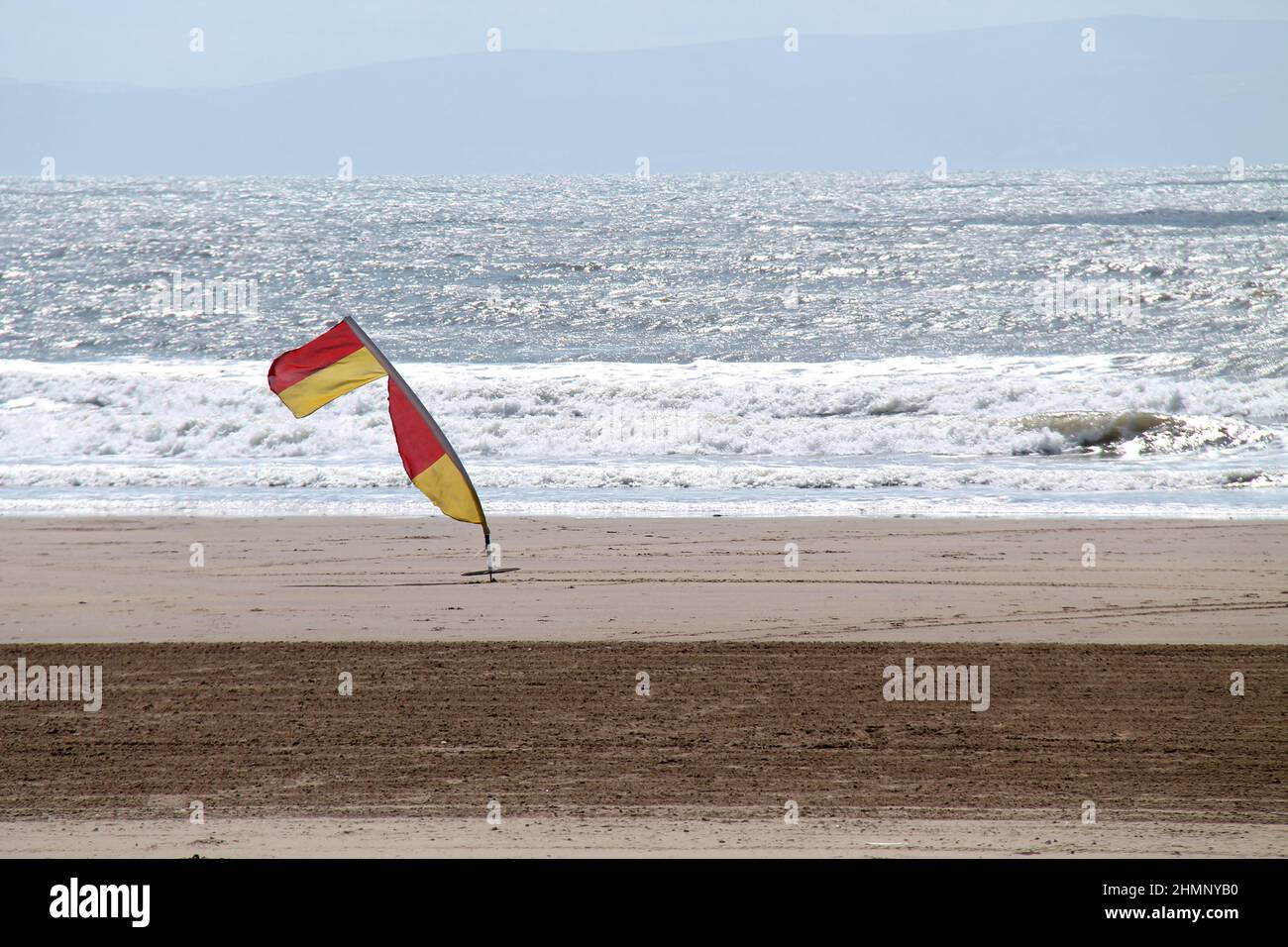 Marcatore bagnino Bandiera per un'area di nuoto sicura in spiaggia. Foto Stock