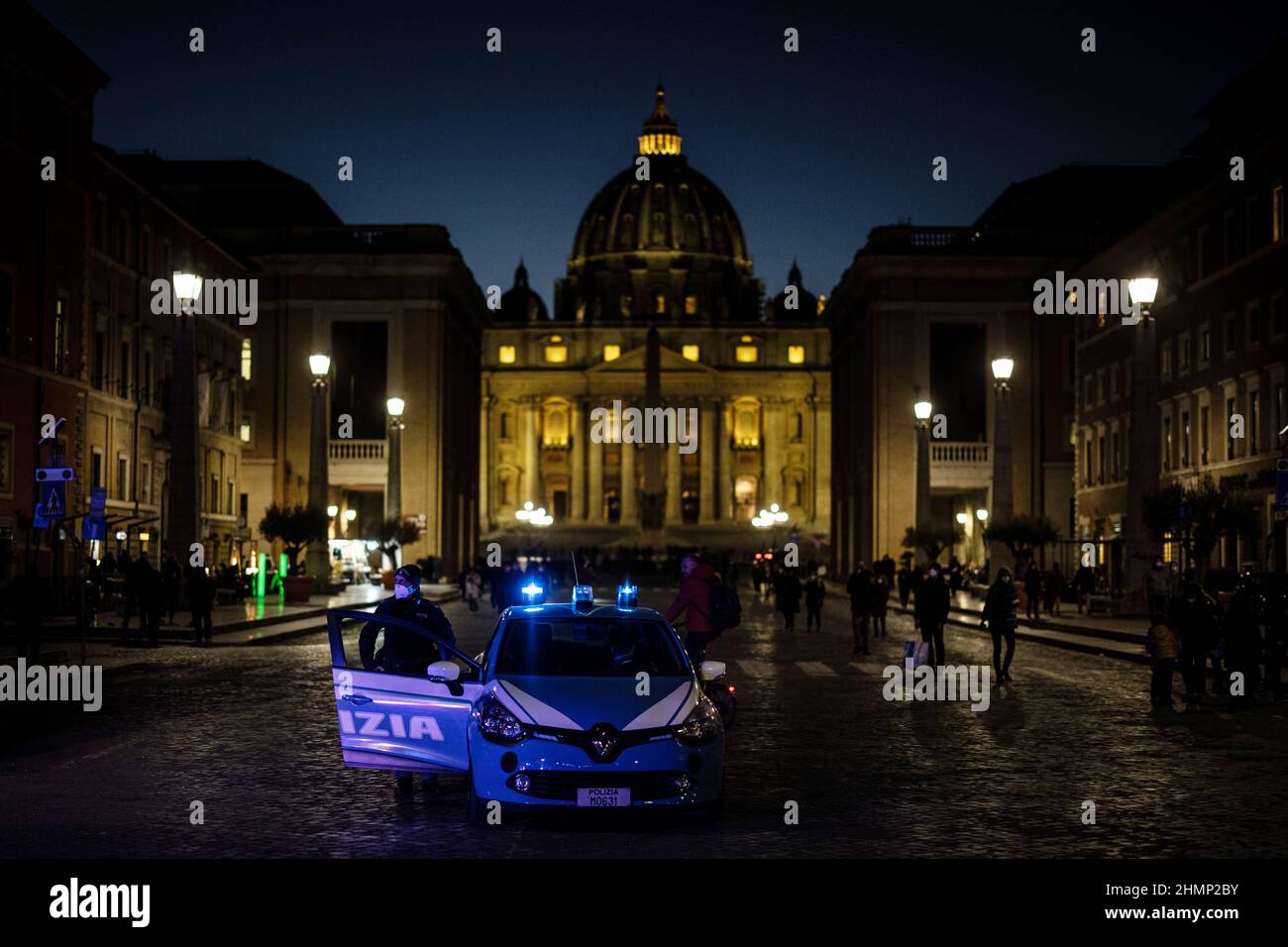 ROM, Italia. 09th Feb 2022. Poliziotti italiani sulla via della conciliazione, che conduce alla Basilica di San Pietro, considerata la chiesa più grande della cristianità e situata nella Città del Vaticano. Credit: Oliver Weiken/dpa/Alamy Live News Foto Stock