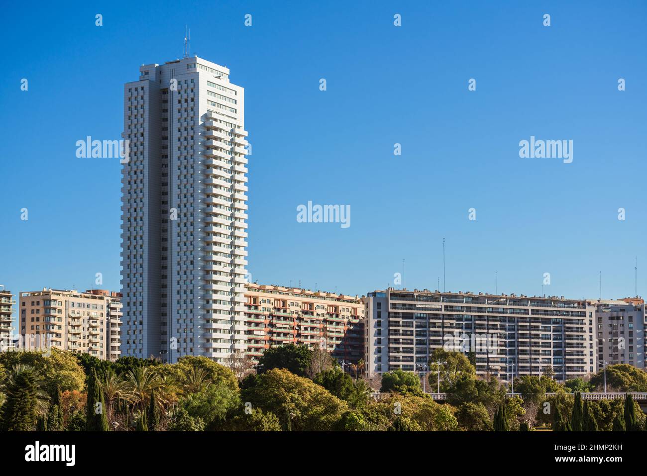 Grattacielo contro il cielo blu a Valencia Foto Stock