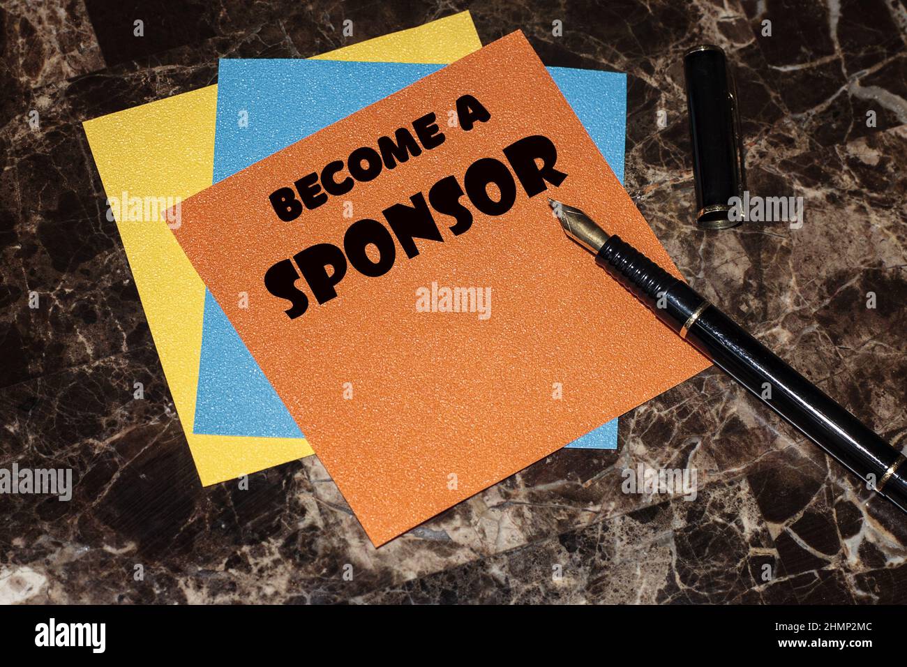 Testo diventa uno sponsor su note adesive con spazio di copia. Finanza ed economia. Foto Stock