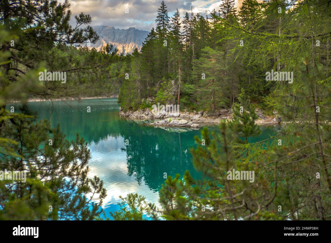 il concetto di stile di vita sano è quello di respirare aria fresca di montagna pulita e godere la purezza e il colore azzurro dell'acqua sui laghi magici del Foto Stock