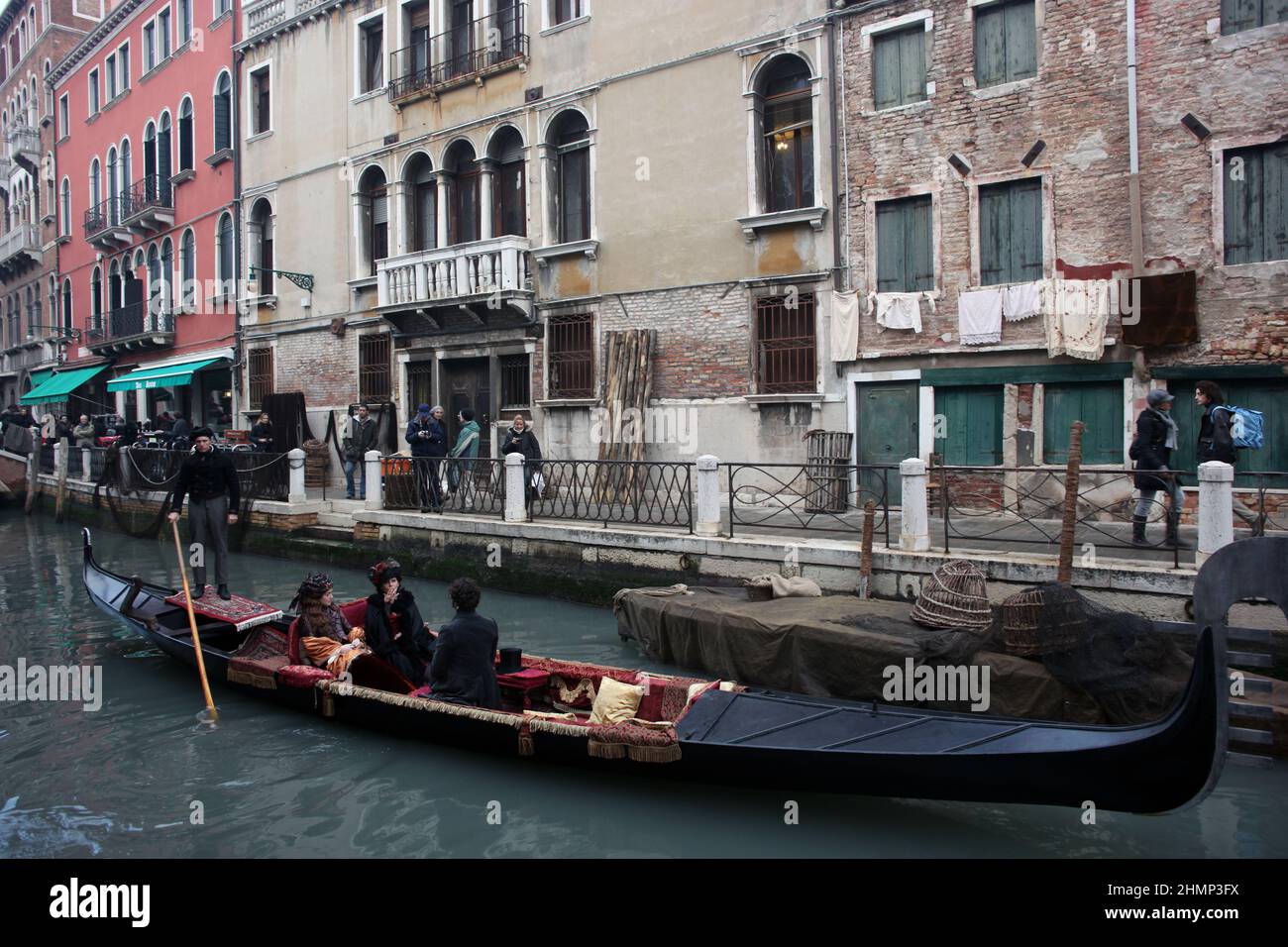 L'attrice Dakota Fannin, l'attrice Claudua Cardinale e l'attore Riccardo Scamarcio durante le riprese del film Effie Grey a Venezia. Foto Stock