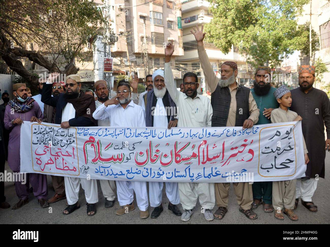 Pakistan. 11th Feb 2022. HYDERABAD, PAKISTAN, FEBBRAIO 11: Gli attivisti di Jamiat Ulema-e-Islam Noorani (JUI-N) stanno tenendo una manifestazione di protesta contro il recente divieto di hijab in alcuni college dello stato di Karnataka in India, presso il press club di Hyderabad venerdì 11 febbraio 2022. (Immagini Sajjad Zaidi/PPI). Credit: Asianet-Pakistan/Alamy Live News Foto Stock