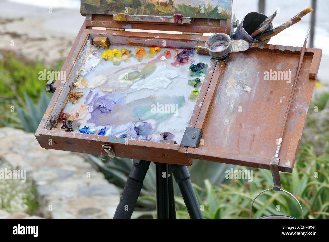 pallete di vernici ad olio, pennelli e tele su cavalletto Foto Stock