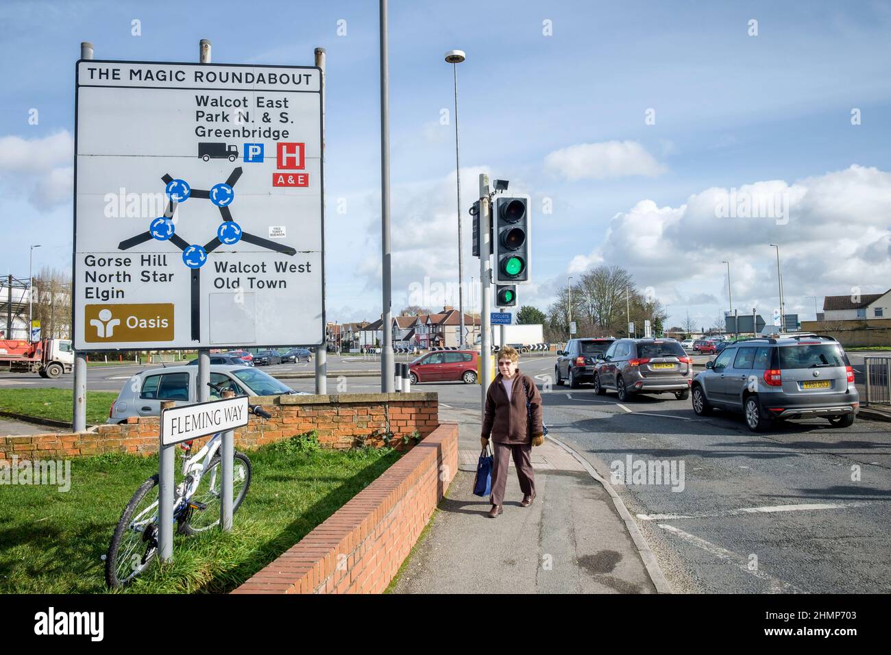 Swindon, Wiltshire, Regno Unito. 19 febbraio 2019. Le auto sono raffigurate mentre guidano intorno al famoso punto di riferimento di Swindon, "la rotatoria magica". Foto Stock