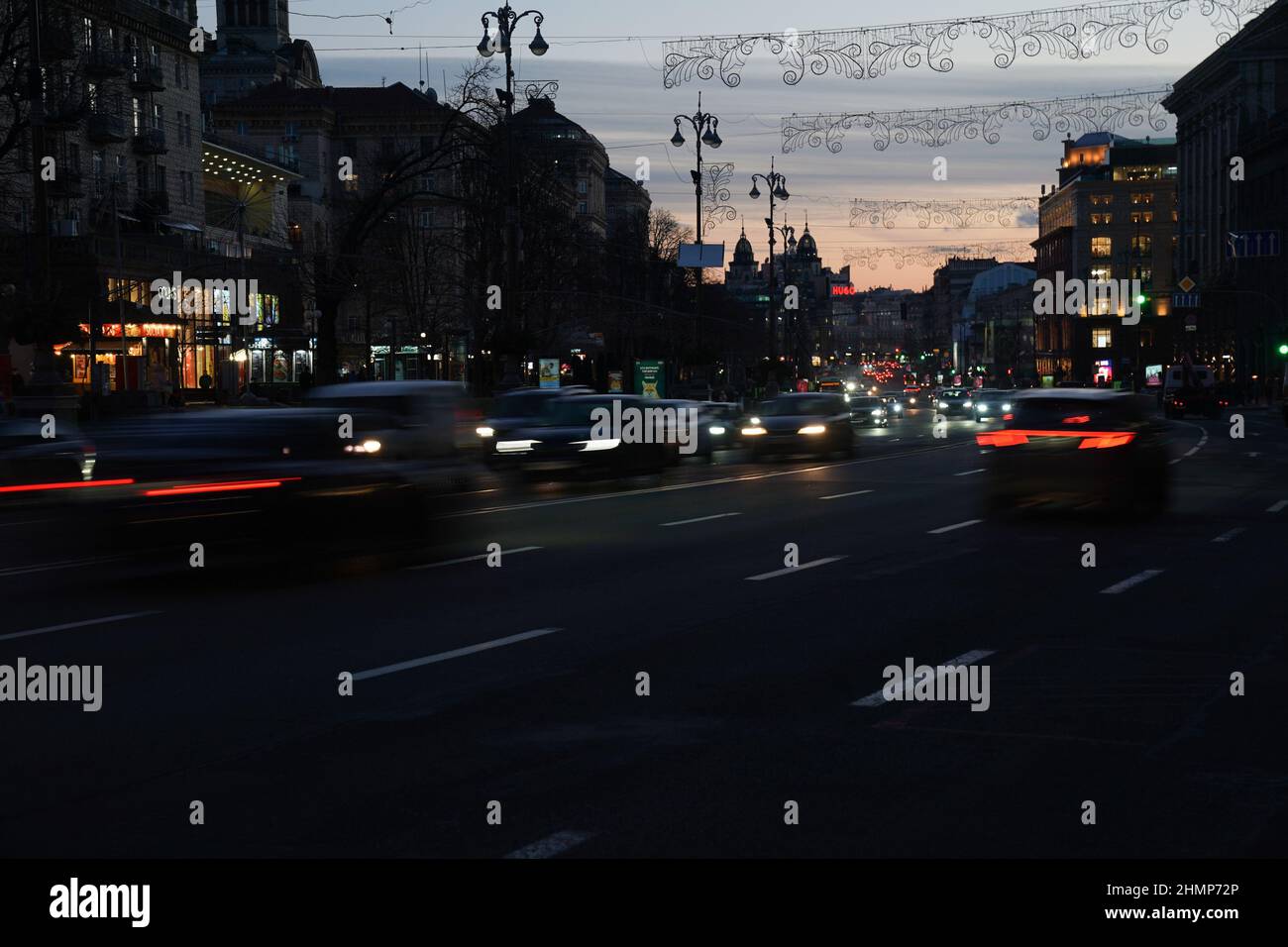 Kiev, Ucraina. 11th Feb 2022. Il traffico attraversa Kiev il 11 febbraio 2022 in Ucraina. La capitale rimane calma mentre la Russia conduce esercitazioni militari congiunte con la Bielorussia a nord e intorno al confine con l'Ucraina. ''i cittadini americani dovrebbero partire, dovrebbero andarsene ora, '' Biden ha detto in un'intervista con NBC News. ''ci occupiamo di uno dei più grandi eserciti del mondo. Si tratta di una situazione molto diversa e le cose potrebbero impazzire rapidamente. (Credit Image: © Bryan Smith/ZUMA Press Wire) Foto Stock