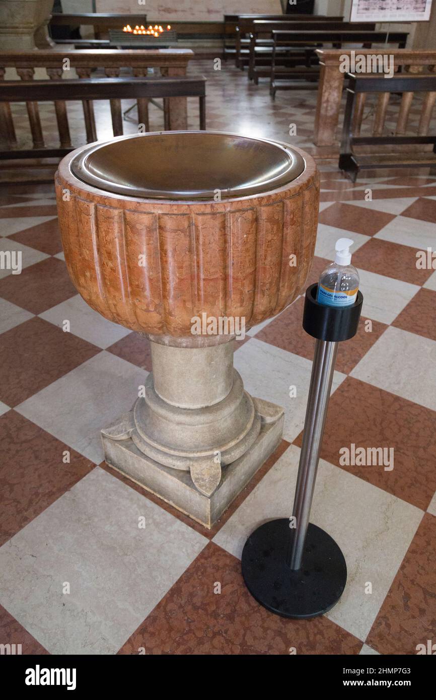 Fonte di acqua Santa e gel anticovideo, chiesa, Vicenza, Italia. Foto Stock