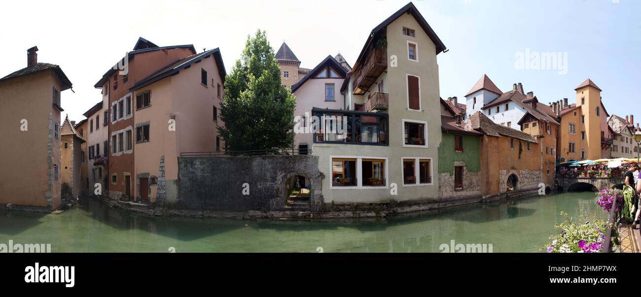 Vecchie case sul lago di Annecy Francia Foto Stock