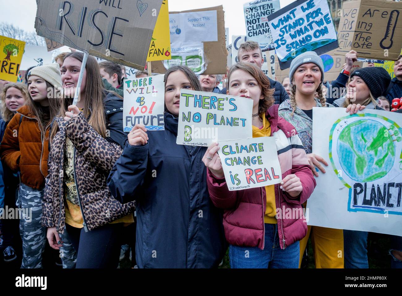 Bristol gli studenti universitari e di scuola i bambini che trasportano il cambiamento climatico cartelli e segni sono illustrati in quanto essi protestare fuori Bristol City Hall 15/03/19 Foto Stock