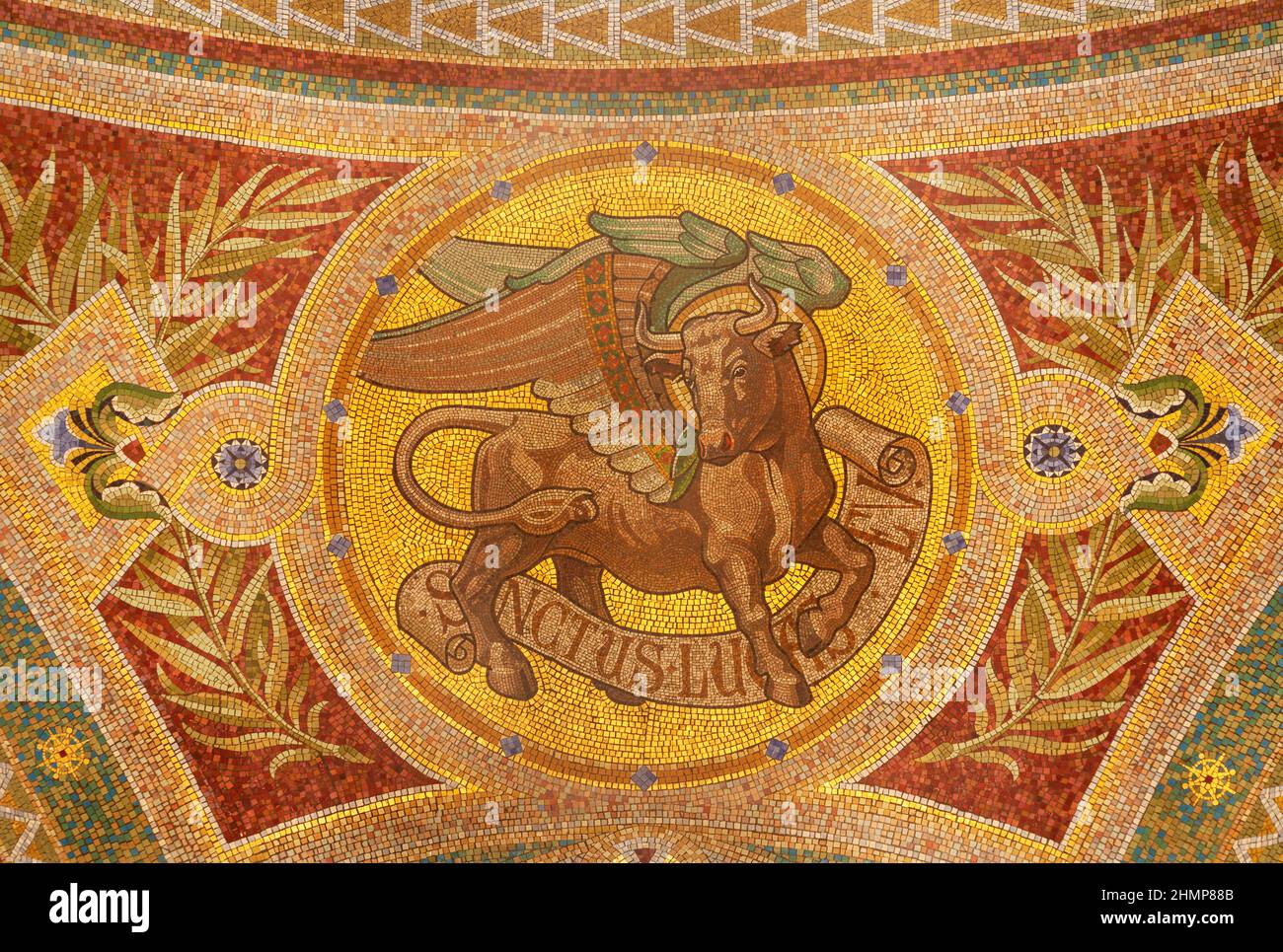MADRID, SPAGNA - 9 MARZO 2013: Mosaico di toro simbolo di San Luca Evangelista a Iglesia de San Manuel y San Benito Foto Stock