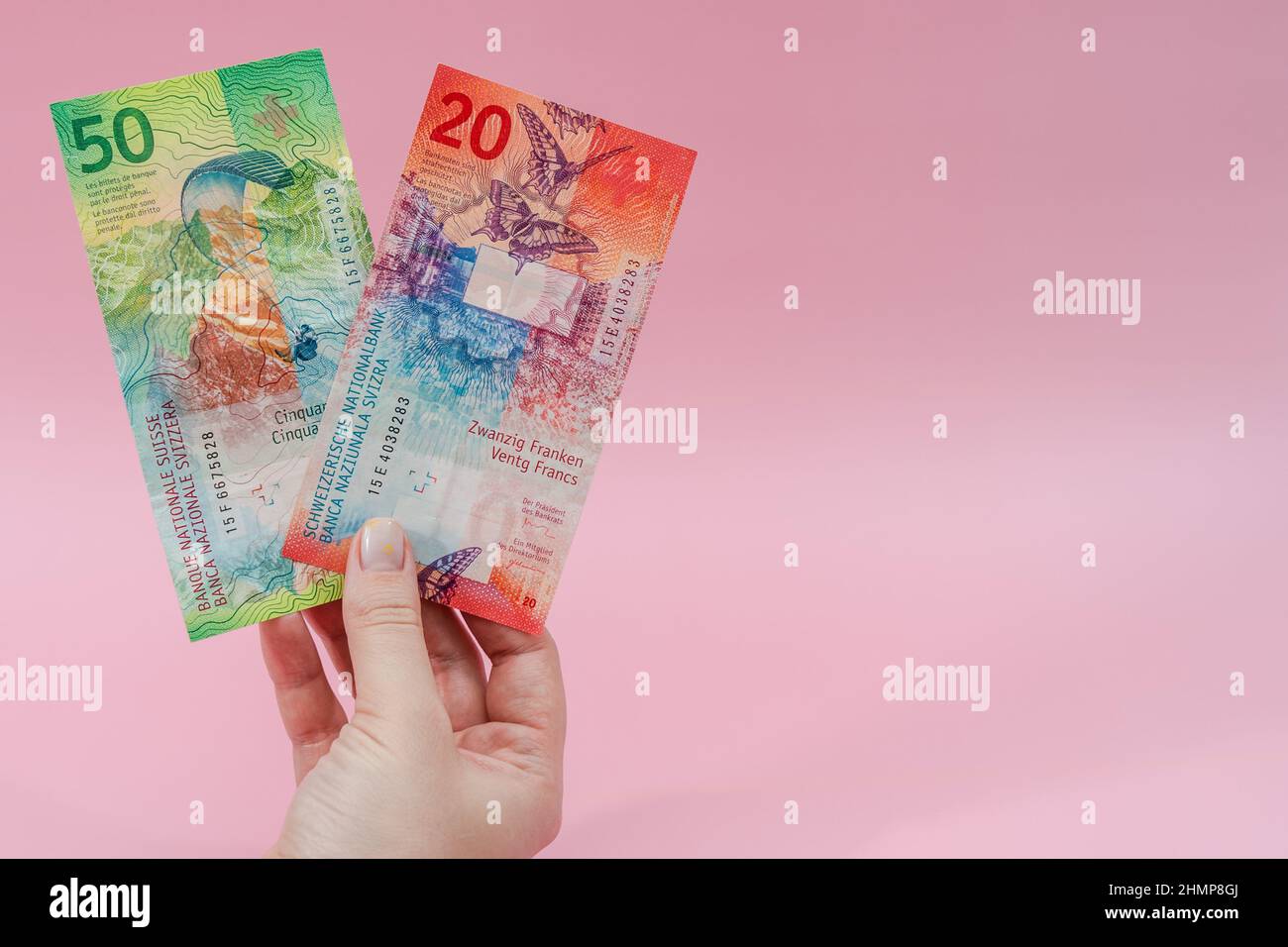 Mano della donna con banconote in euro su sfondo rosa. Soldi. Affari Foto  stock - Alamy