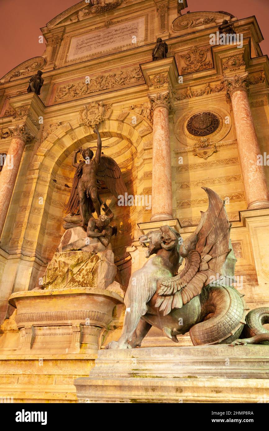 Parigi - Fontana di San Michele di notte Foto Stock