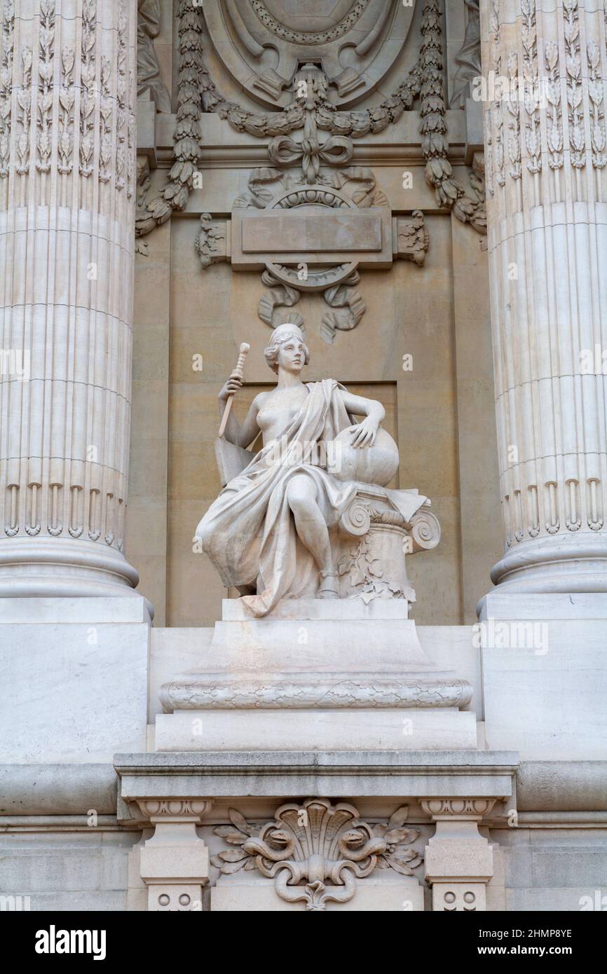 PARIGI, FRANCIA - 16 GIUGNO 2011: La statua l'arte romana dalla facciata del Grand Palais a Parigi di Louis Clausade (inizio del 20. Cent.). Foto Stock
