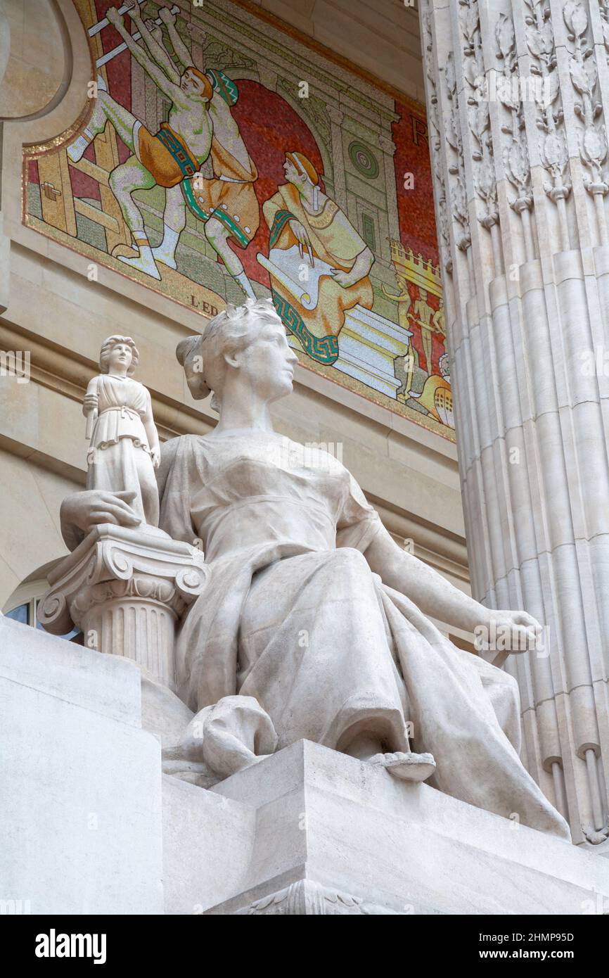 PARIGI, FRANCIA - 16 GIUGNO 2011: La statua l'Arte greca dalla facciata del Grand Palais a Parigi di Michel Beguine (inizio del 20. Cent.). Foto Stock