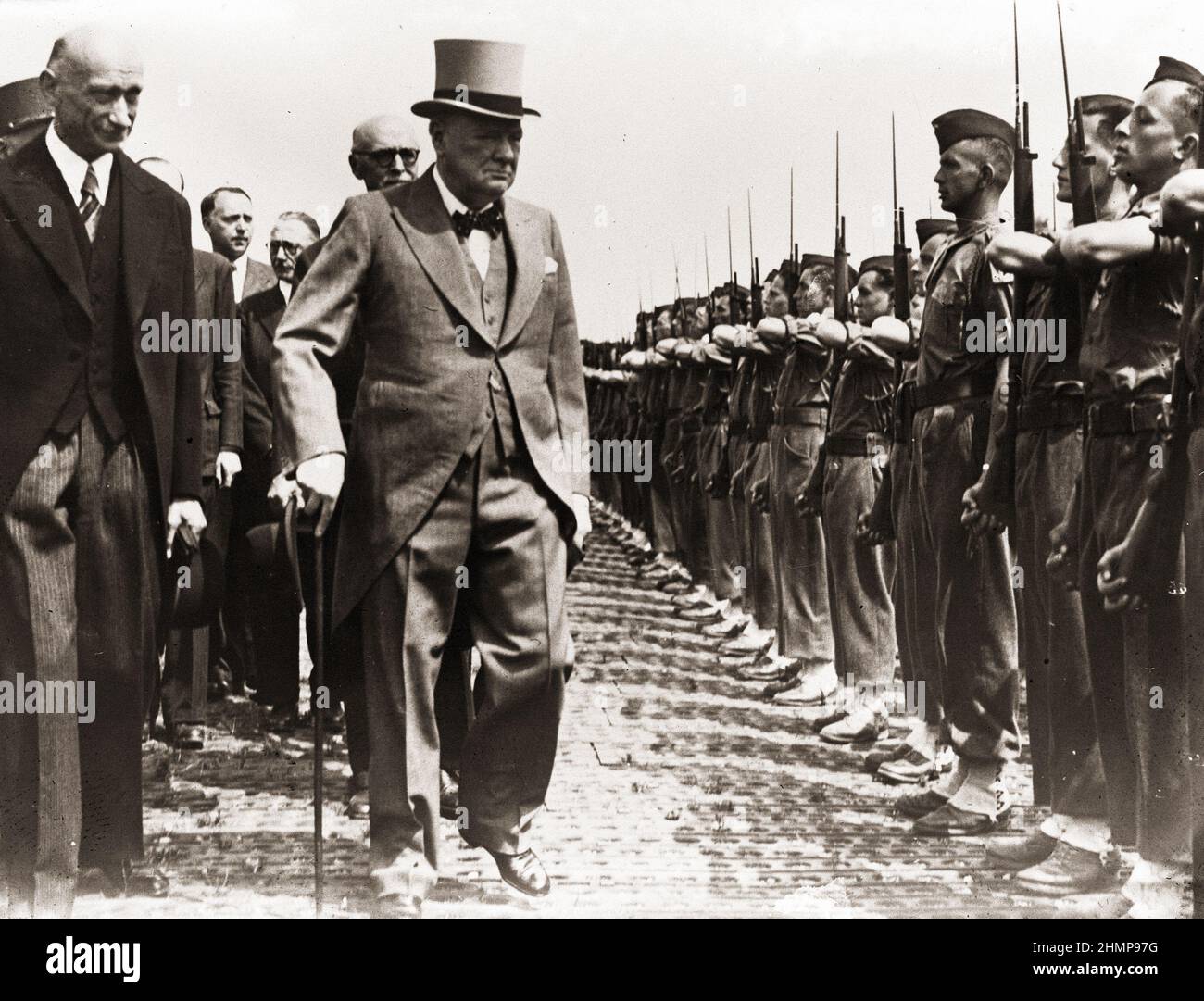 Ispezione da parte di Winston Churchill 1874-1965 a Metz, 1946. Foto di Agence France Presse. Foto Stock