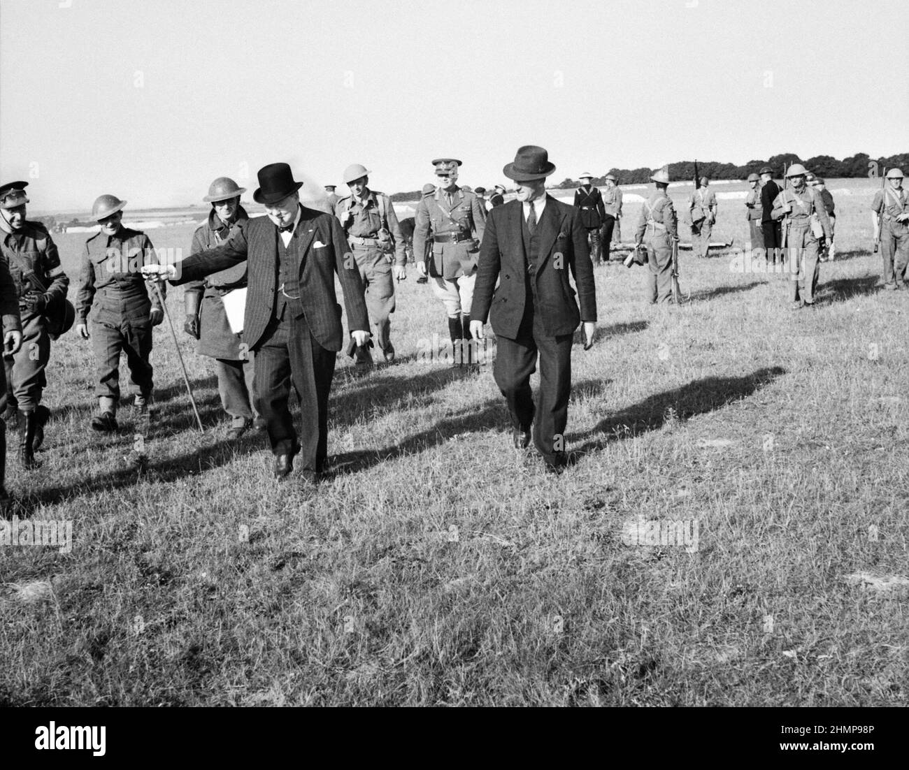 Winston Churchill e entourage camminano lontano dal crash-site di un Messerschmitt BF 109E sulla fattoria della chiesa a Church Whitfield vicino dover, 28 agosto 1940 Foto Stock