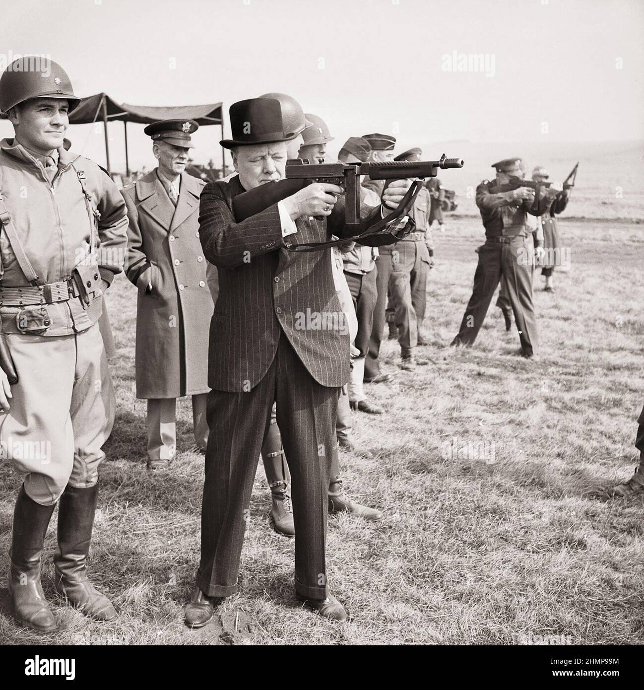 Winston Churchill spara una mitragliatrice Thompson accanto al comandante supremo alleato, generale Dwight D Eisenhower, marzo 1944. Foto Stock