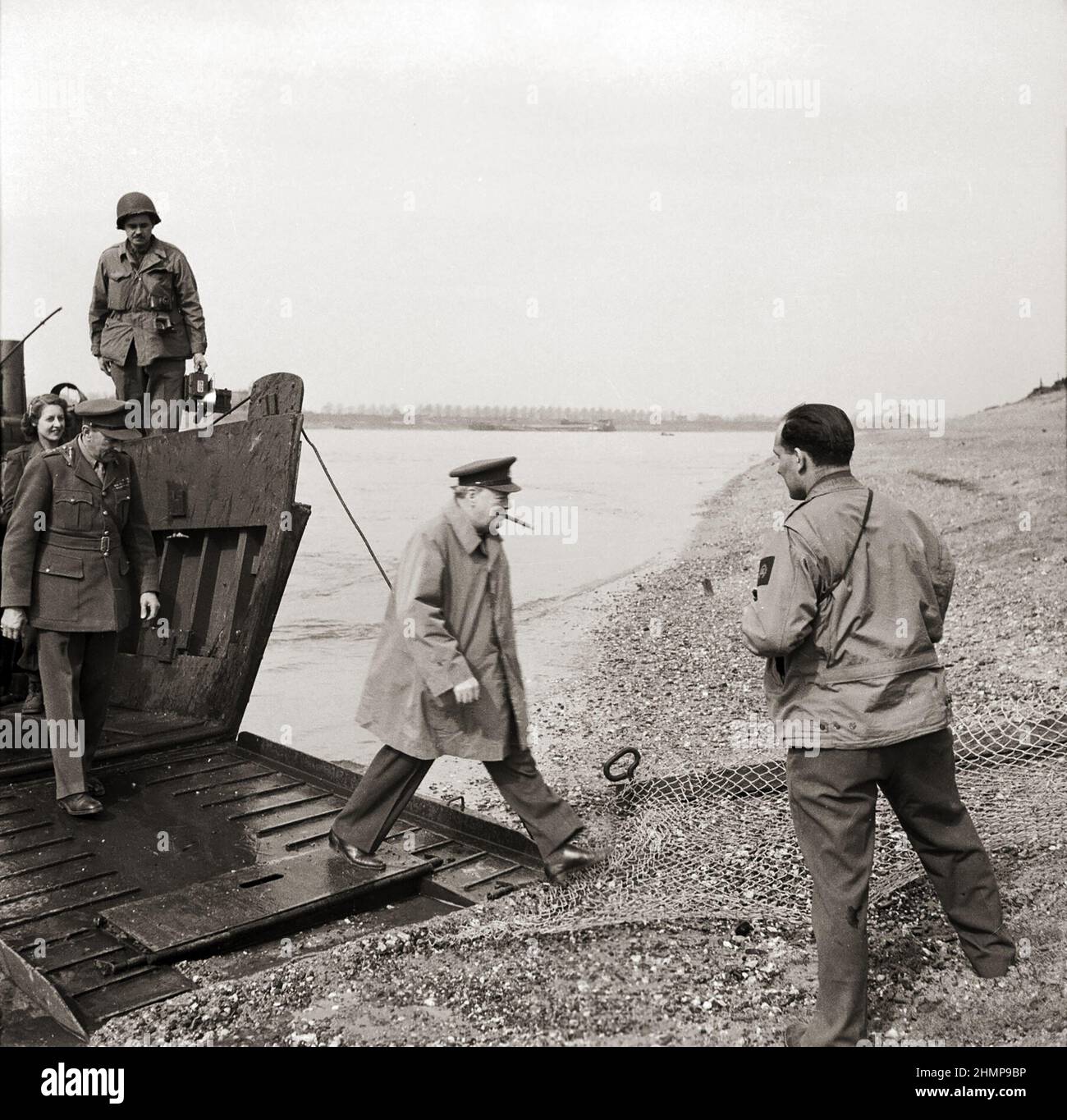 Winston Churchill si affaccia da una nave d'assalto americana sulla riva orientale del fiume Reno, nei pressi di Wesel, 25 marzo 1945. Foto Stock