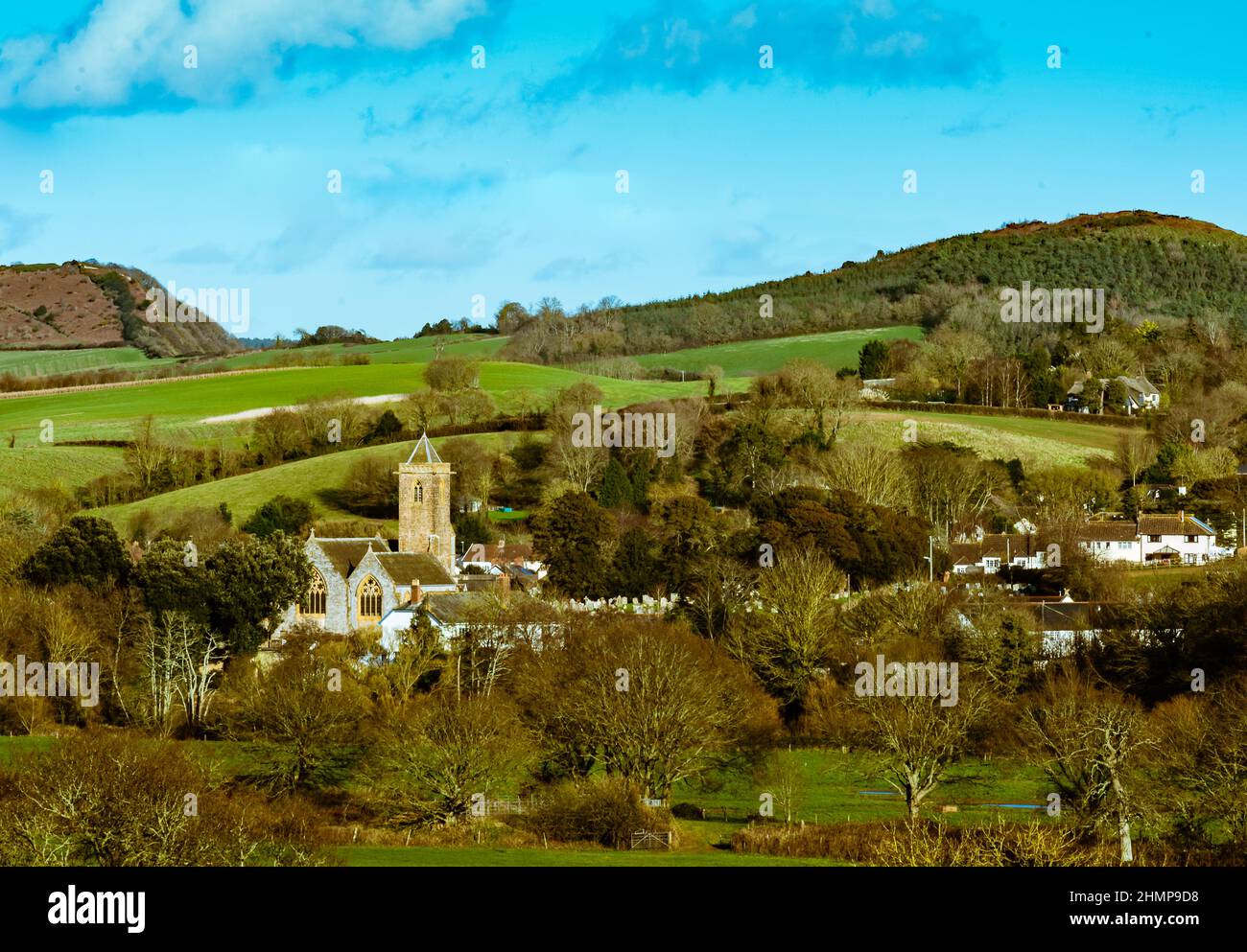 Vista del villaggio di Otterton e della chiesa con Peak Hill sullo sfondo. Foto Stock