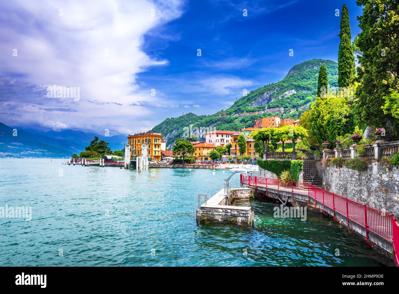 Varenna, Lago di Como - caratteristico villaggio sulla costa del Lago di Como, la Lombardia deve visitare la destinazione di viaggio in Italia. Foto Stock