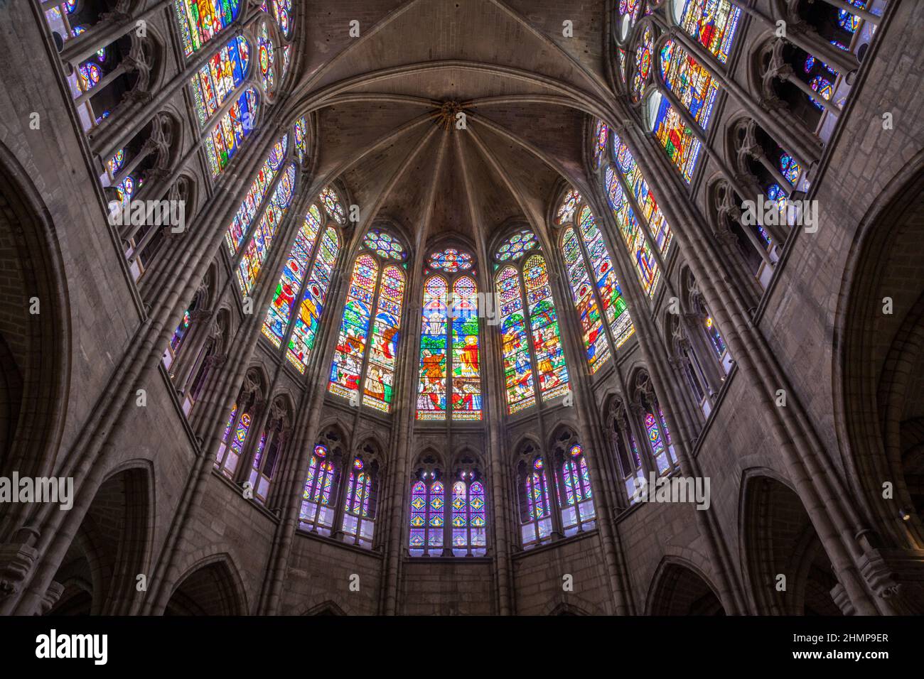 PARIGI, FRANCIA - 16 GIUGNO 2011: Il vetro Stainato della cattedrale di Saint Denis. Foto Stock