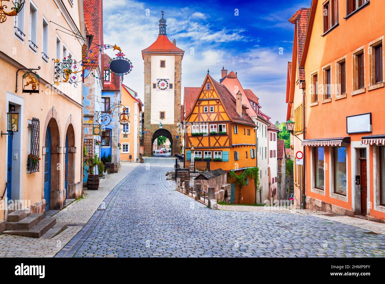 Rothenburg ob der Tauber, Germania - splendida vista da cartolina di Ploenlein e Kobolzell Gate, famosa città storica in Baviera. Foto Stock