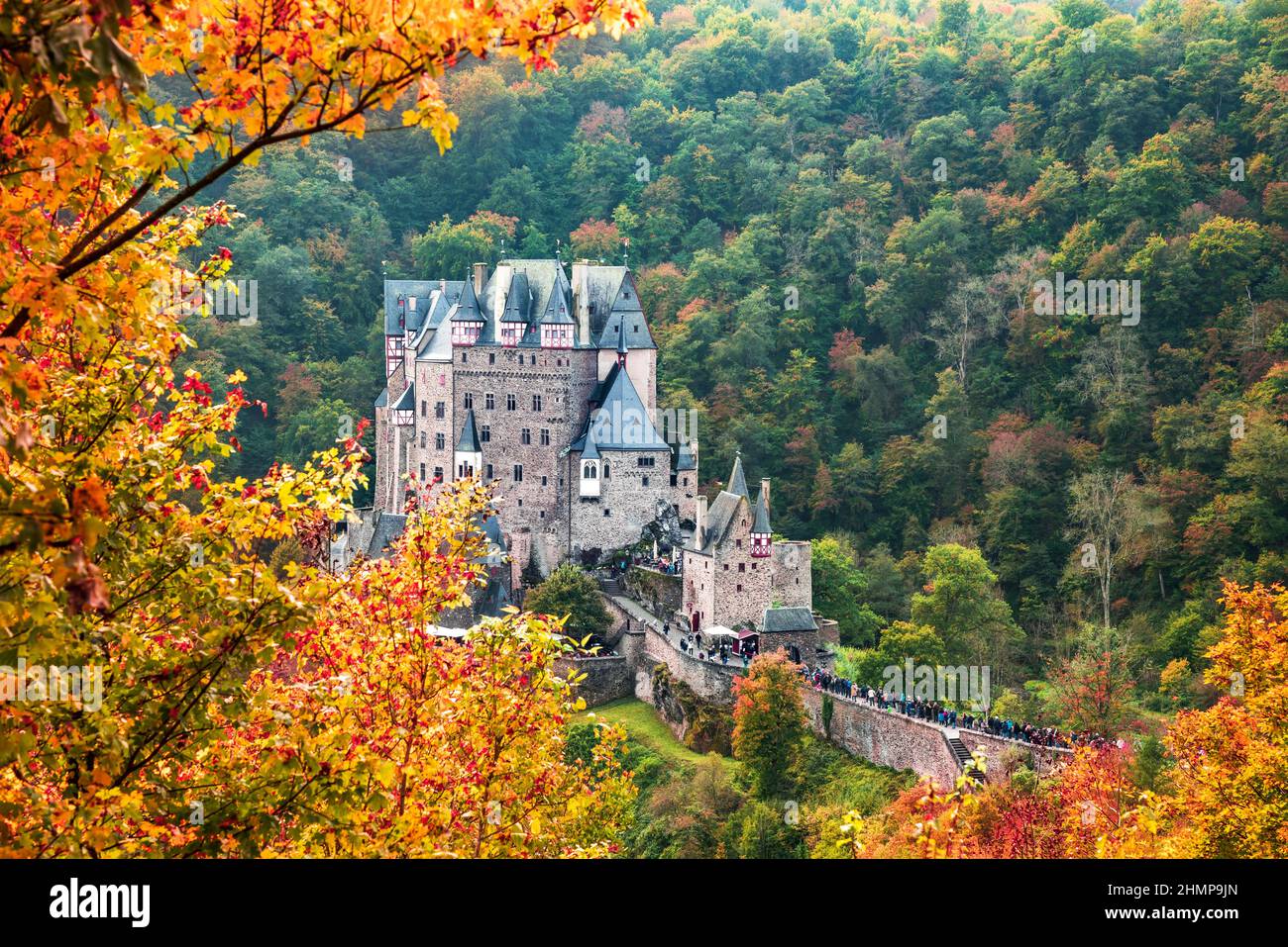 Burg Eltz. Castello medievale sulle colline sopra il fiume Mosella. Renania-Palatinato Germania. Foto Stock