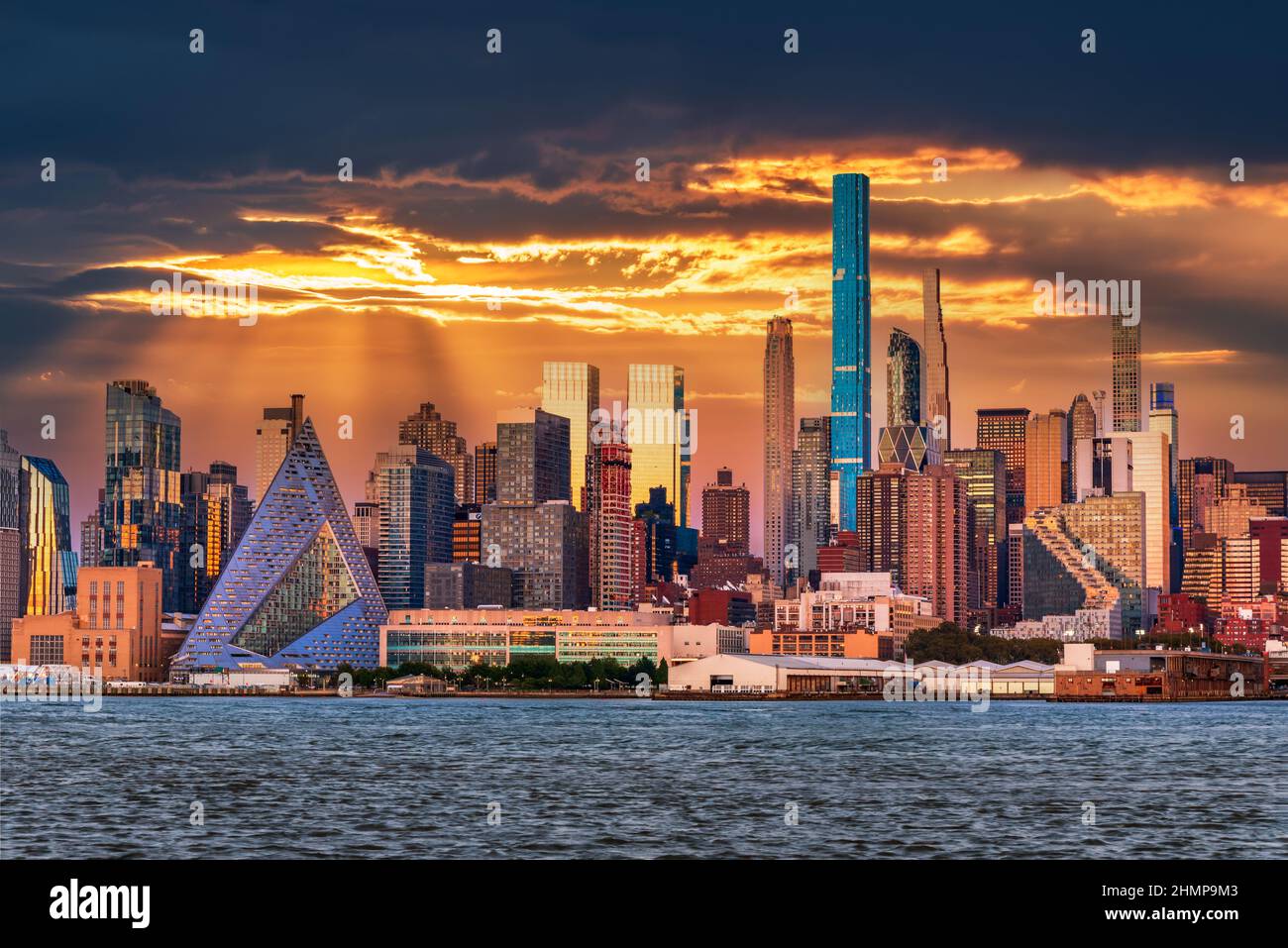 New York, Stati Uniti - tramonto colorato di Manhattan con grattacieli e fiume Hudson. Foto Stock