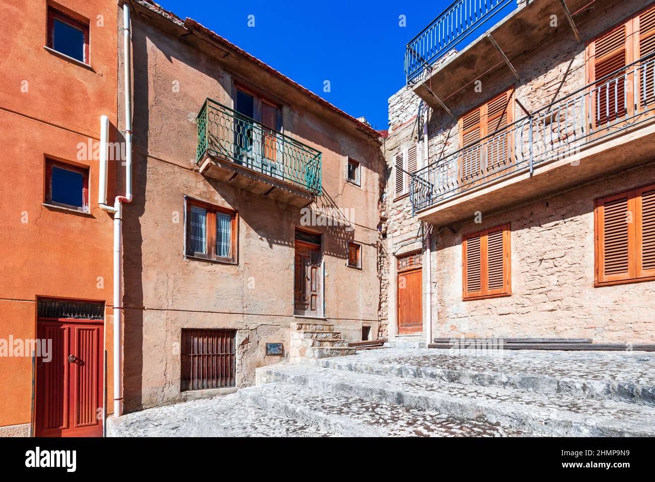 Caccamo, Italia. Città medievale italiana con il Castello Normanno in Sicilia montagne, Sicilia. Foto Stock