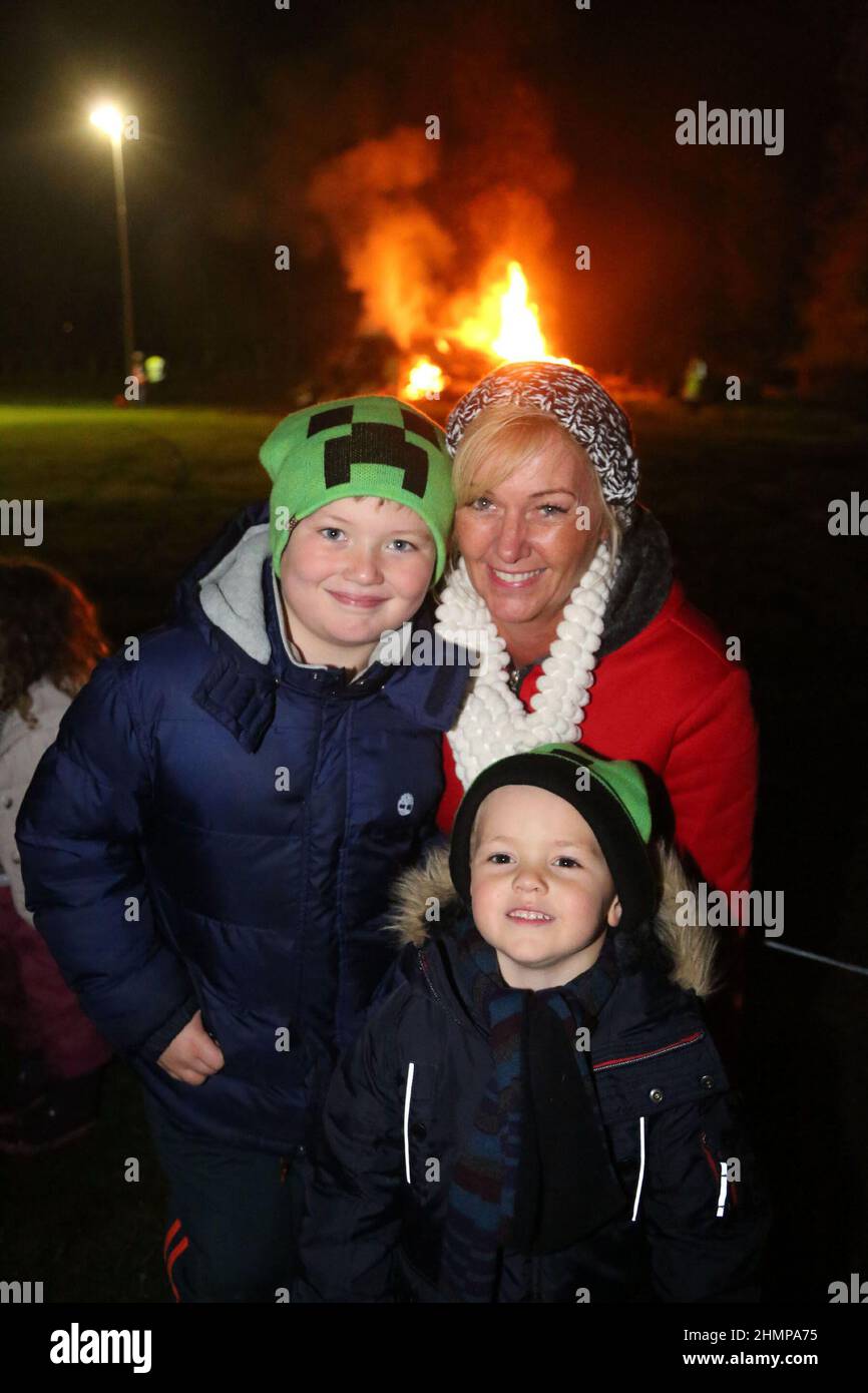 Ayr Rugby Club fuochi d'artificio e Bonfire Party Laura Campbell con figlio Jake (9) e Josh Kelly (5) Foto Stock