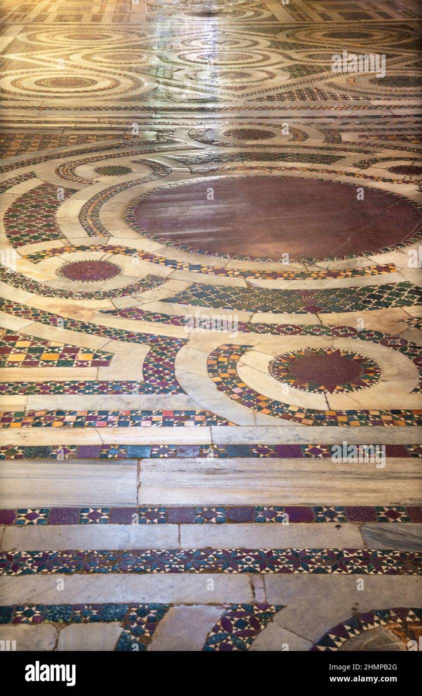 ROMA, ITALIA - 29 AGOSTO 2021: Particolare del vecchio pavimento a mosaico dalla chiesa Basilica di San Crisogono a Trastevere Foto Stock