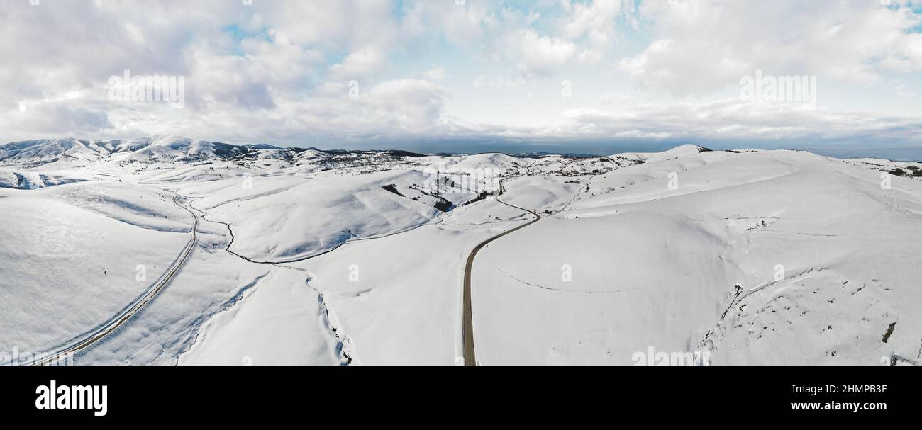 Montagna Zlatibor in inverno. Bel paesaggio rurale aereo con strada curva e colline in inverno. Destinazione di viaggio, Zlatibor, Serbia Foto Stock