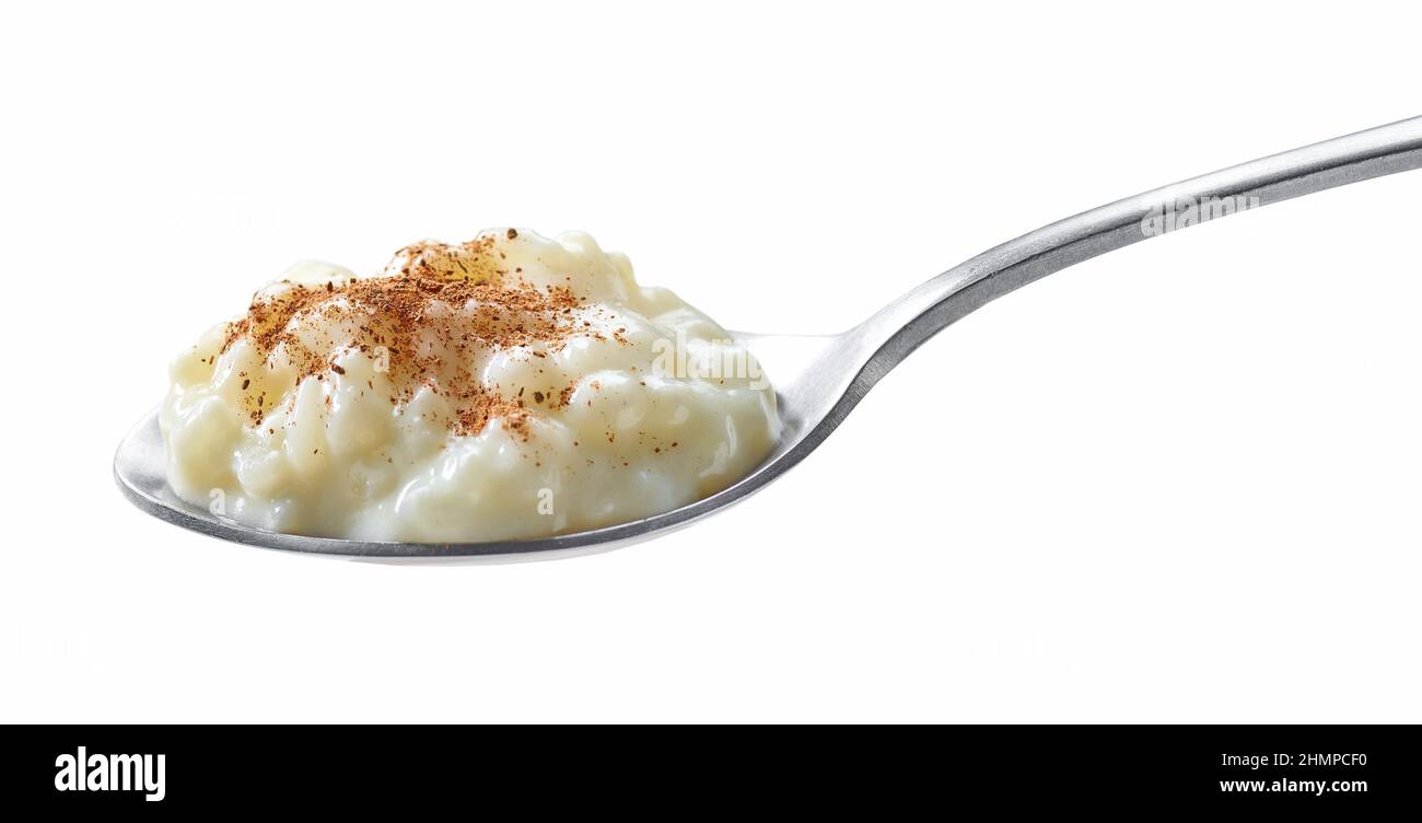 cucchiaio di budino di latte di riso con cannella isolato su sfondo bianco Foto Stock