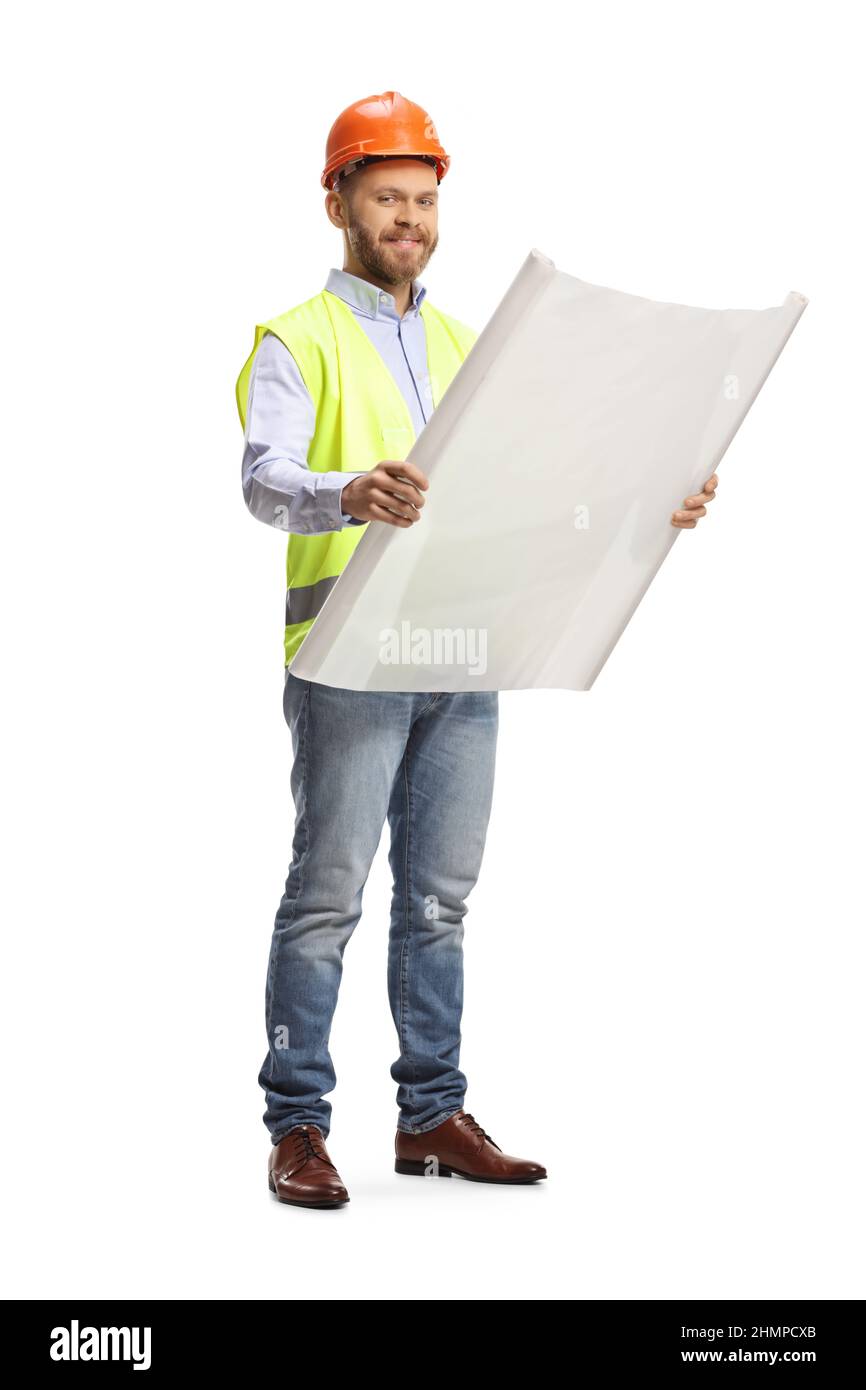 Scatto a tutta lunghezza di un ingegnere maschio che tiene un progetto e sorride isolato su sfondo bianco Foto Stock