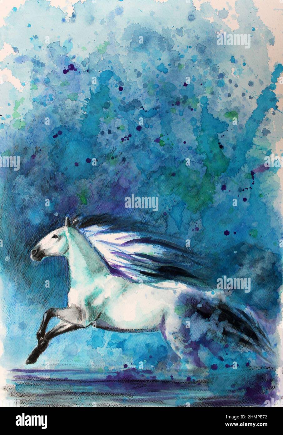 Un cavallo bianco che corre attraverso l'acqua. Acquerello impressionista realizzato con il metodo della verniciatura a spruzzo. I colori dominanti sono blu e viola. Foto Stock