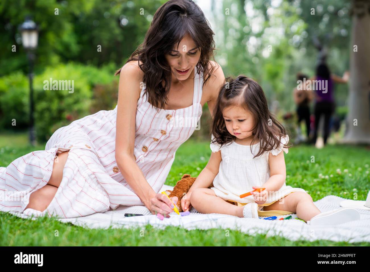 Libro da colorare per madre e bambina nel parco Foto Stock