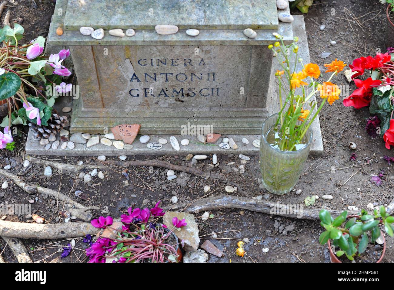 Roma, Italia 05/04/2011: Cimitero acatolico nel quartiere Testaccio. Tomba di Antonio Gramsci. © Andrea Sabbadini Foto Stock