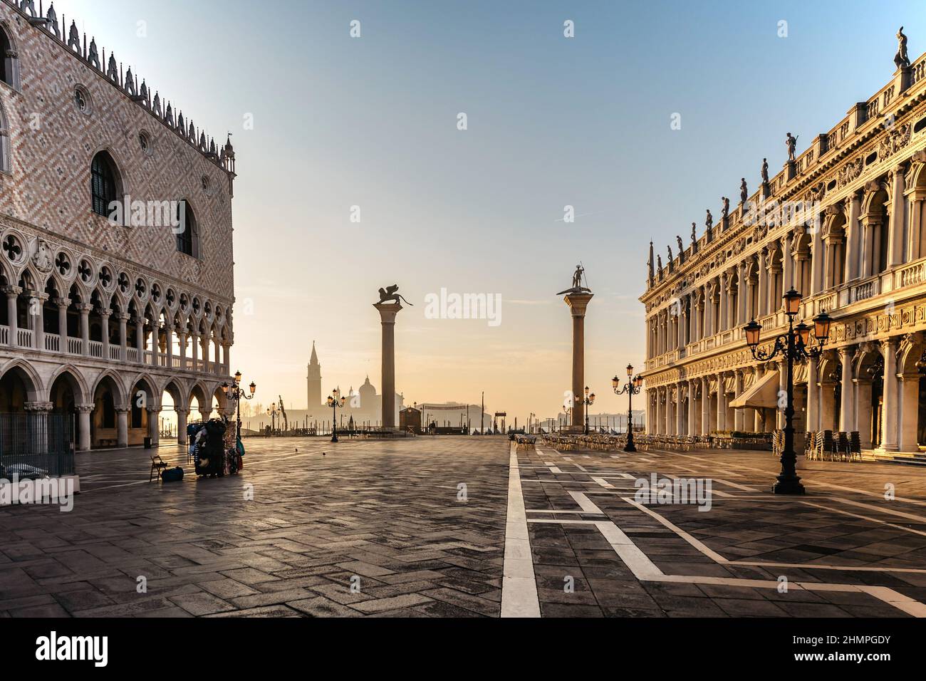 Famosa piazza vuota di San Marco con Palazzo dei Dogi all'alba, Venezia, Italia. Mattina presto in popolare destinazione turistica. Famosa in tutto il mondo Venezia punti di riferimento. San Foto Stock