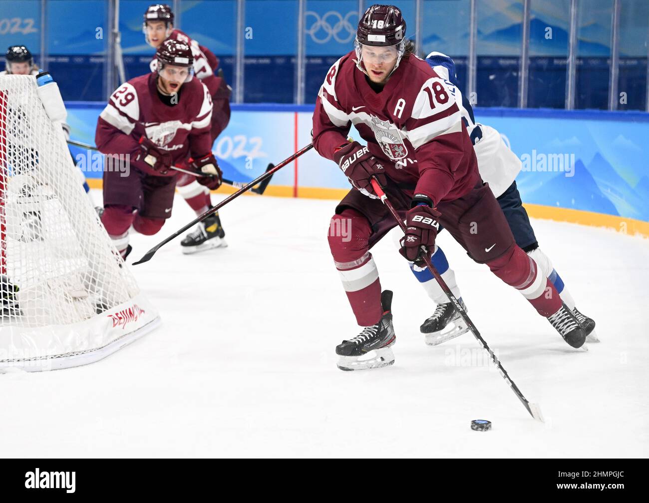 Pechino, Cina. 11th Feb 2022. Rodrigo Abols (davanti) della Latvinia compete durante la partita preliminare degli uomini di hockey su ghiaccio del gruppo C tra Lettonia e Finlandia allo Stadio Nazionale Indoor di Pechino, capitale della Cina, 11 febbraio 2022. Credit: Li An/Xinhua/Alamy Live News Foto Stock