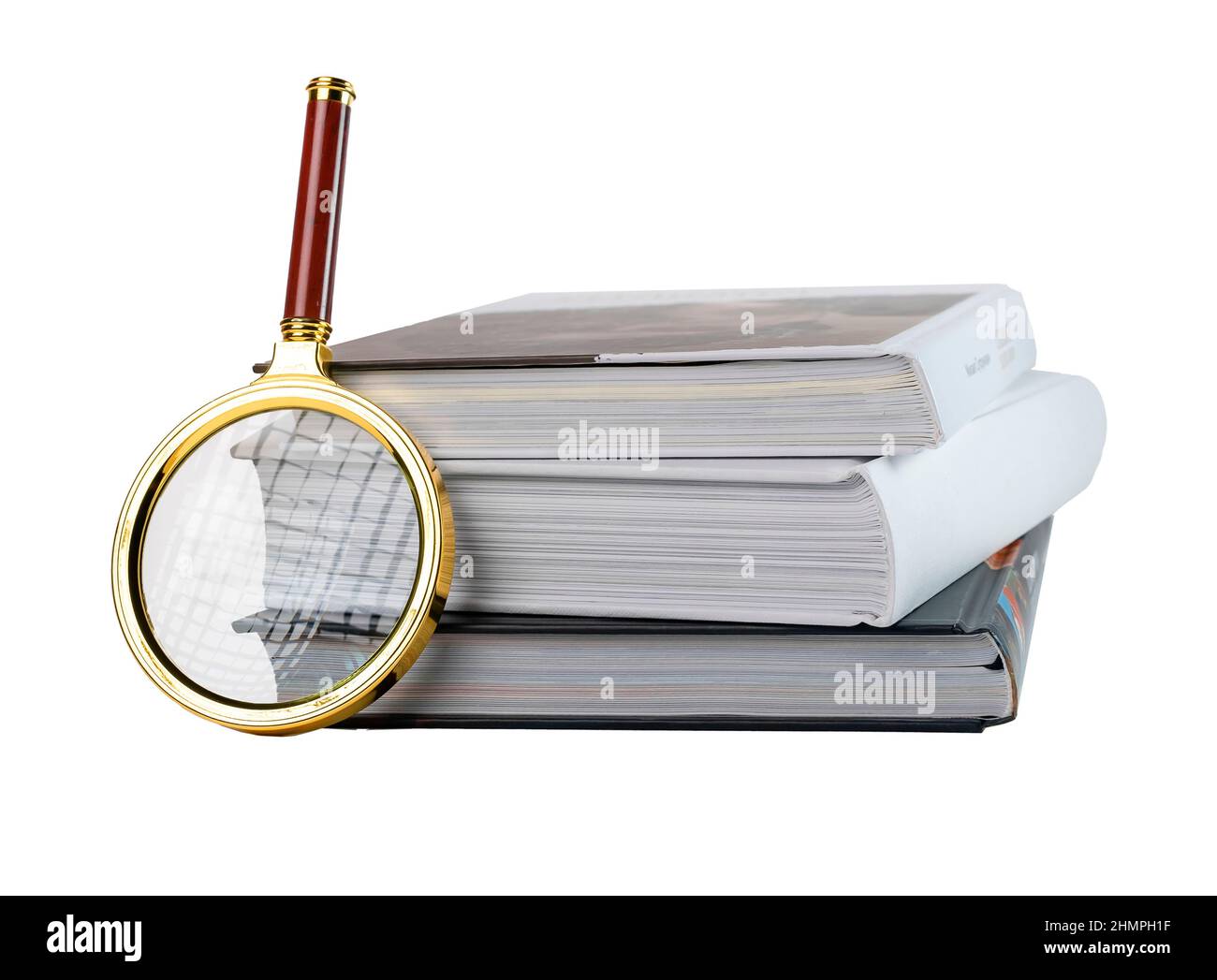 I libri impilano e lente d'ingrandimento isolato su sfondo bianco. Istruzione, ricerca di informazioni pertinenti, concetto di lettura. Foto di alta qualità Foto Stock