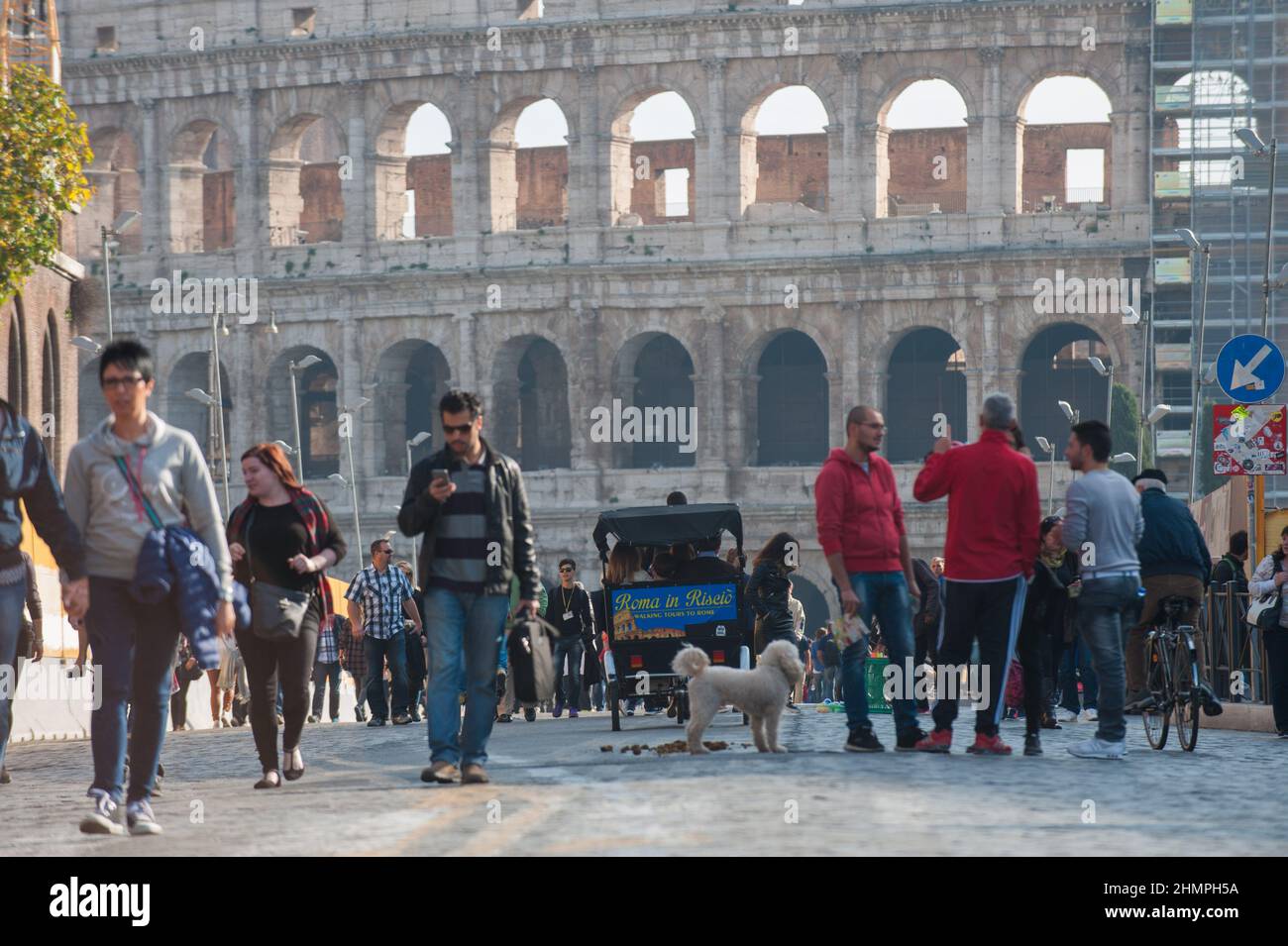 Roma, Italia 15/11/2016: Anfiteatro Colosseo. Domenica ecologica la gente passeggia lungo il viale fori Imperiale. ©Andrea Sabbadini Foto Stock