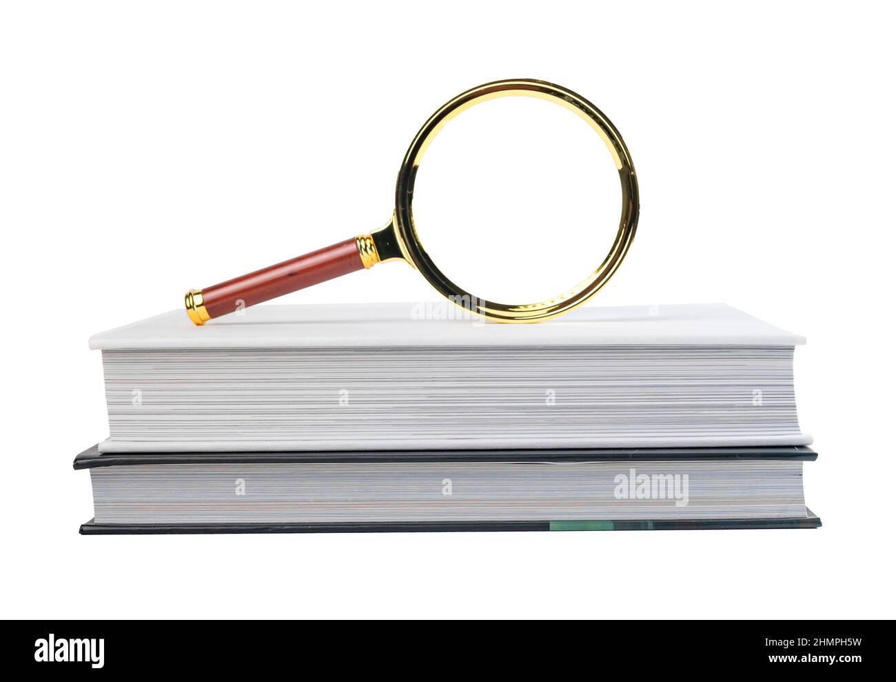 I libri impilano e lente d'ingrandimento isolato su sfondo bianco. Istruzione, attento esame del concetto di informazione. Foto di alta qualità Foto Stock